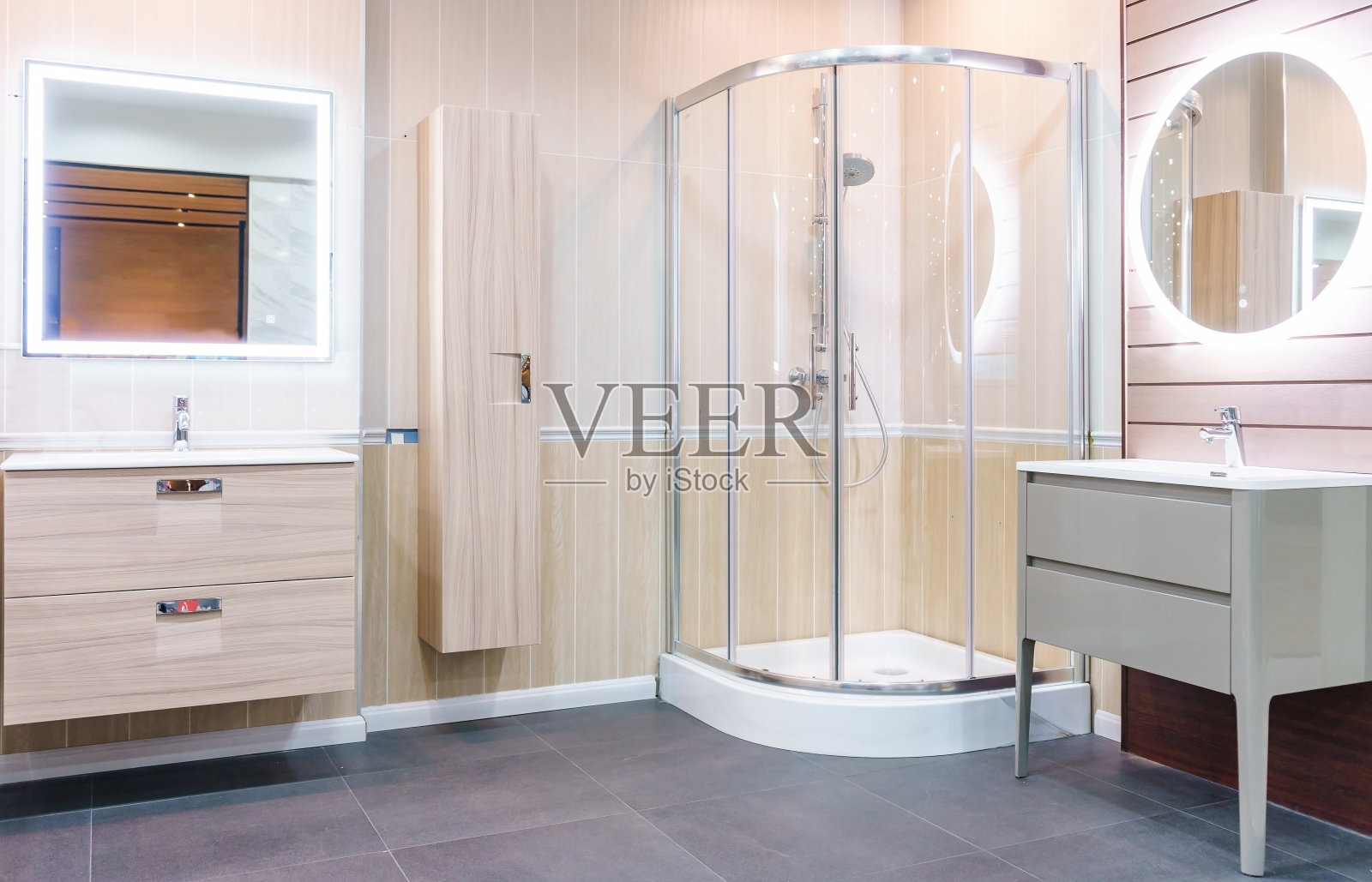 宽敞明亮的现代浴室内部与白色墙壁，一个淋浴房与玻璃墙，一个马桶和水龙头水槽照片摄影图片