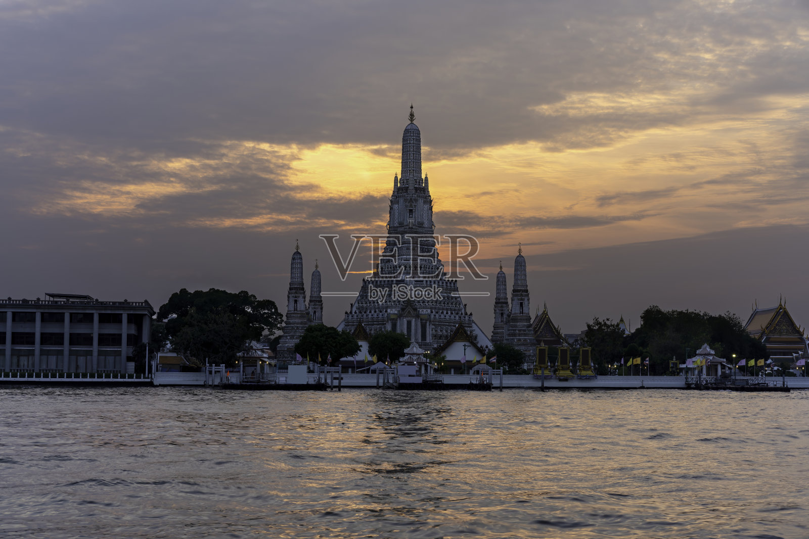 Ratchawararam Wat Arun Ratchawaramahawihan或Wat Arun意为黎明寺庙在湄南河的黄昏，曼谷，泰国照片摄影图片