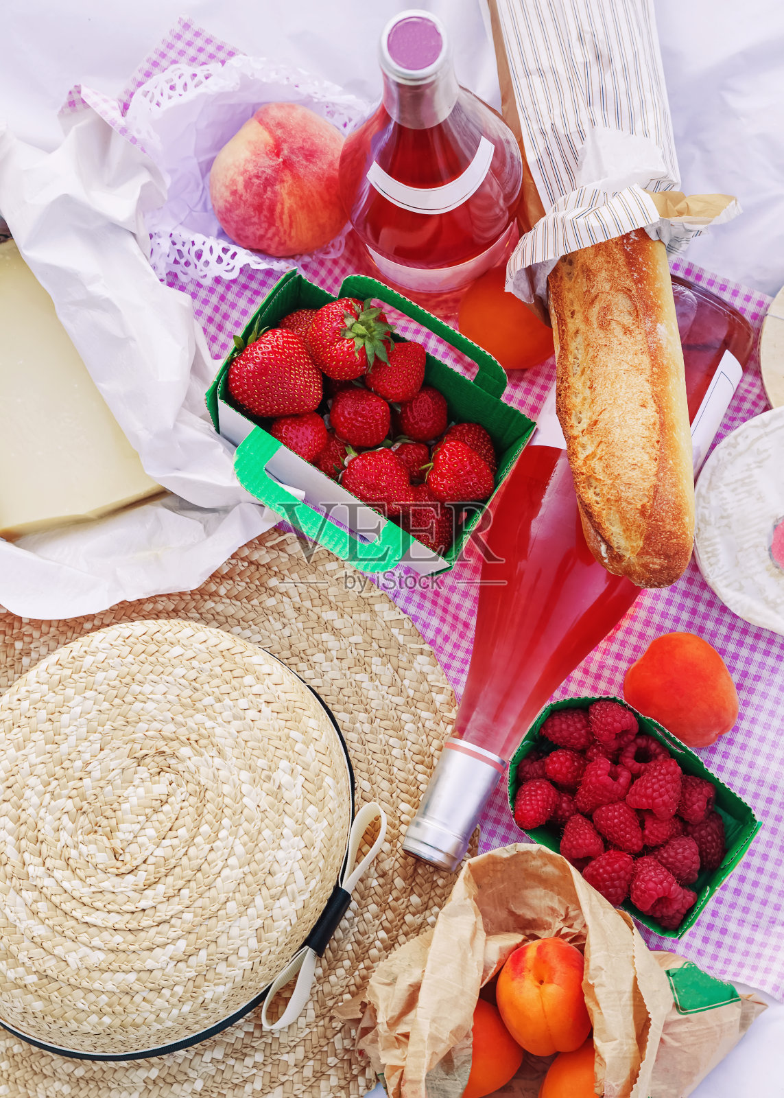 法式野餐:芝士，法棍面包，浆果和玫瑰葡萄酒照片摄影图片