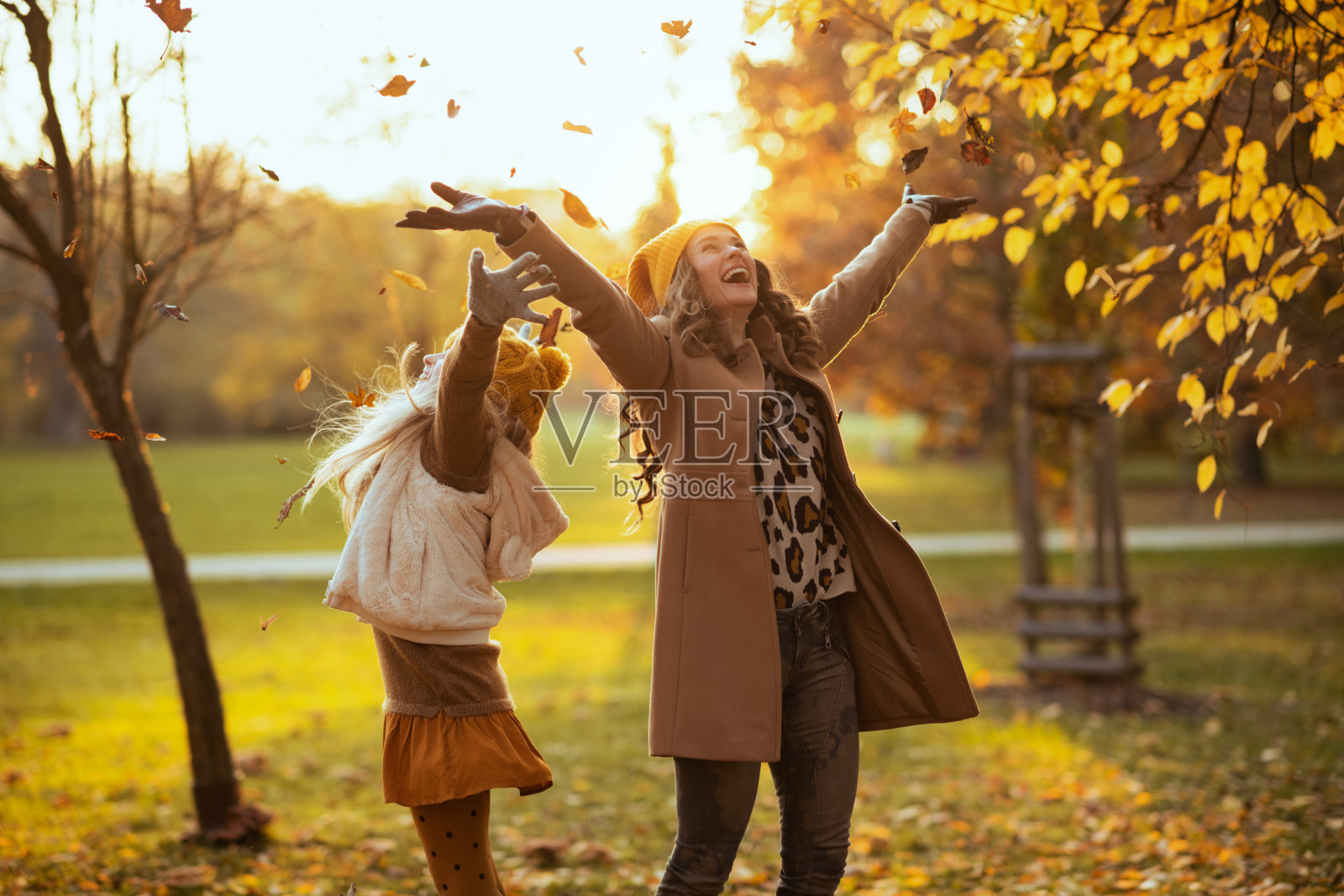 母亲和孩子在户外的城市公园在秋天的喜悦照片摄影图片