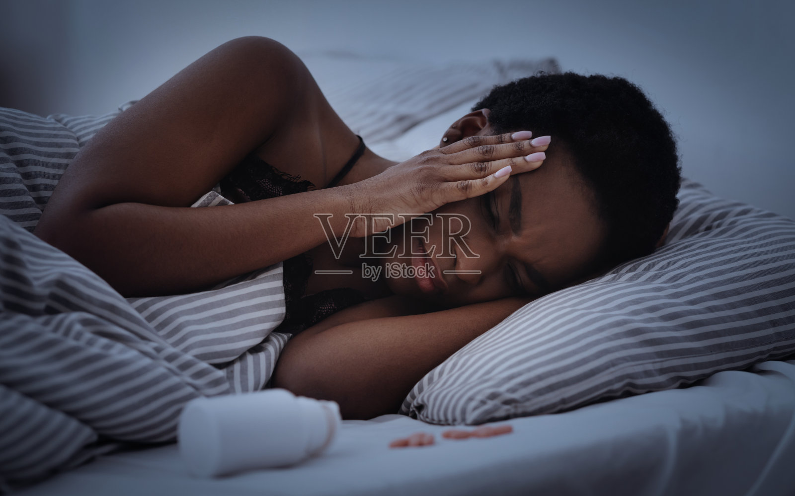 疲惫悲伤的千禧一代非洲裔美国妇女紧闭双眼，双手按在太阳穴，饱受头痛之苦照片摄影图片