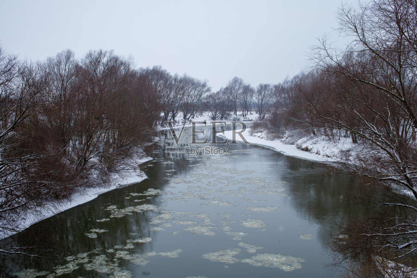 美丽的德涅斯特河和冬天的雪景照片摄影图片