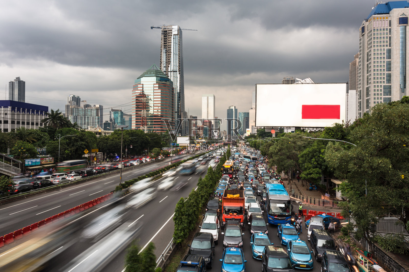 在印度尼西亚首都雅加达，许多汽车和摩托车被困在了拥挤的道路上照片摄影图片