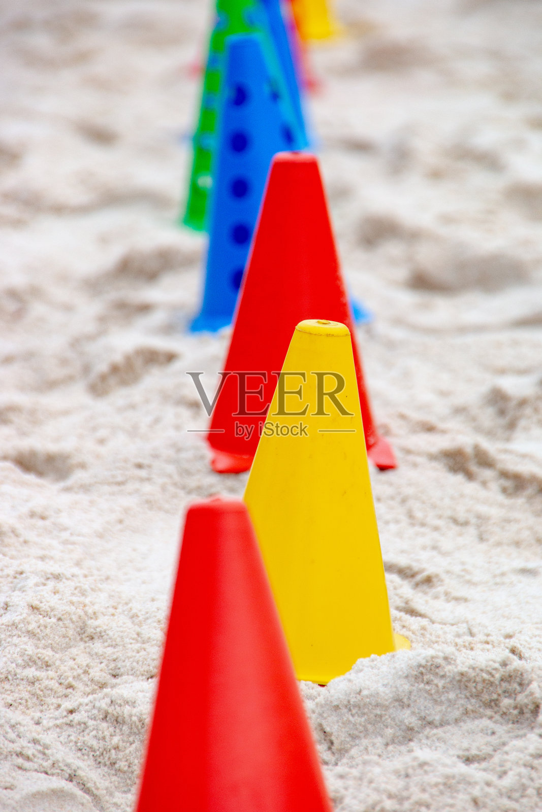 彩色图标用于在海滩上进行功能练习，这是一种非常流行的形式照片摄影图片