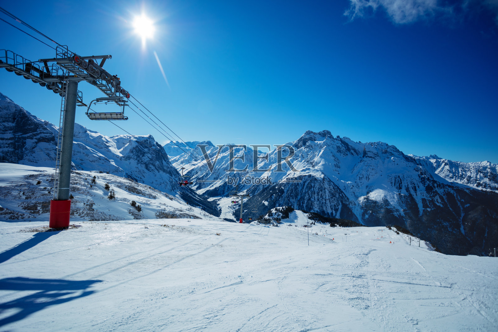 滑雪缆车和法国阿尔卑斯山的雪山山峰照片摄影图片