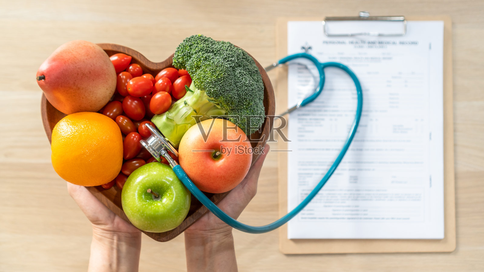 心脏健康的营养食品通过胆固醇饮食和健康营养饮食与干净的水果和蔬菜，营养学家和医生建议病人健康照片摄影图片