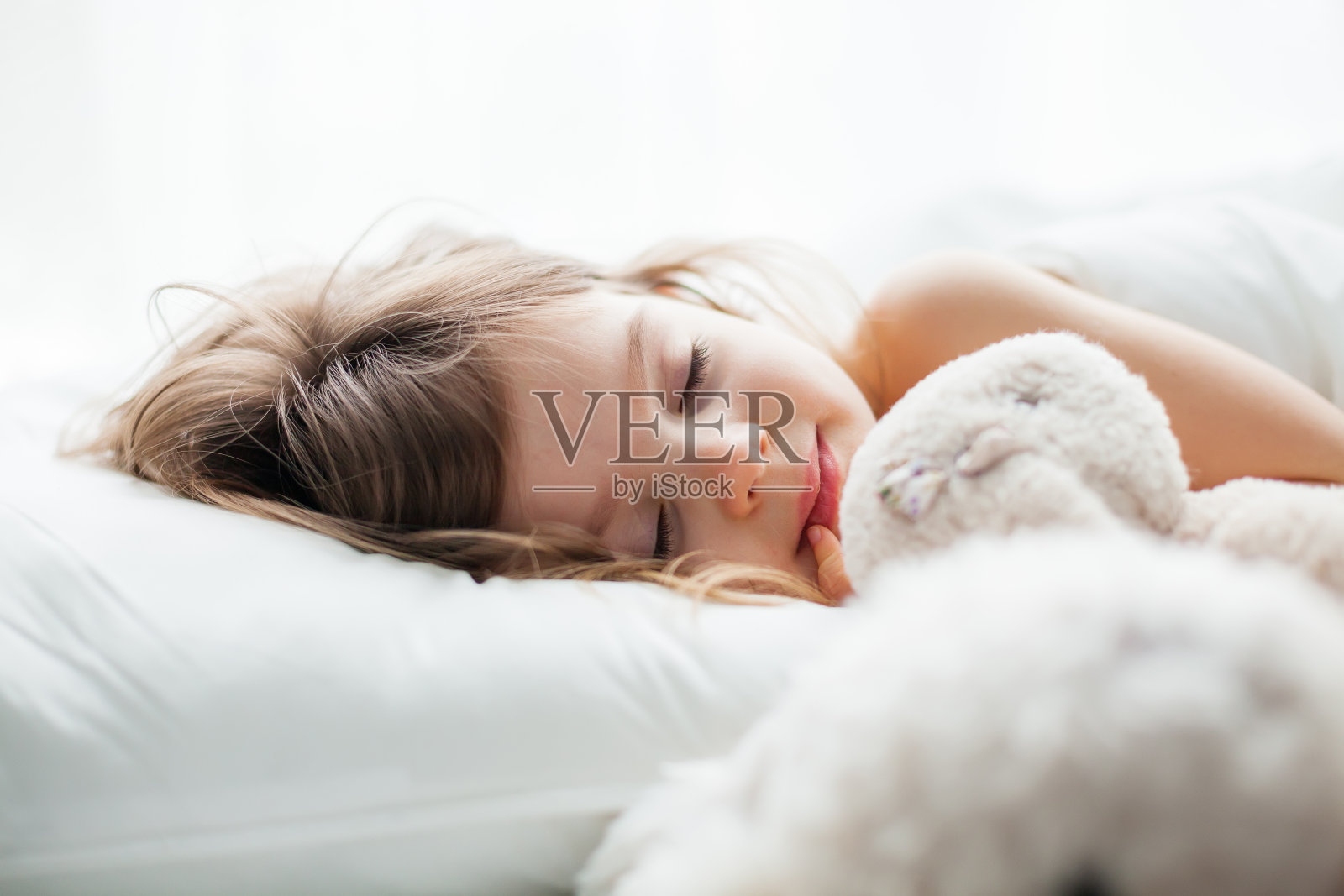 一个美丽的小女孩正在甜甜地睡觉照片摄影图片