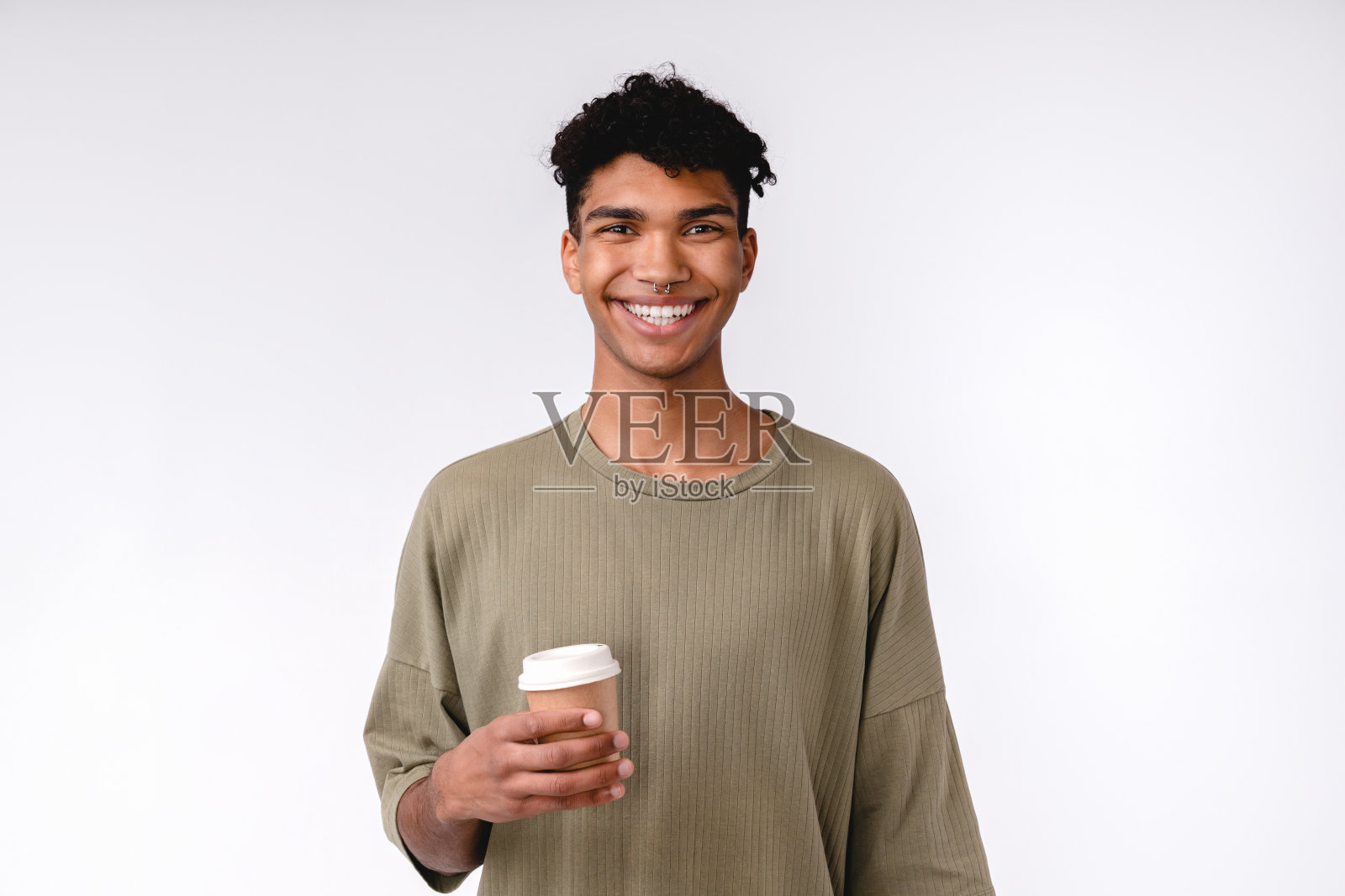 微笑25的非洲学生拿着一杯咖啡孤立的白色照片摄影图片