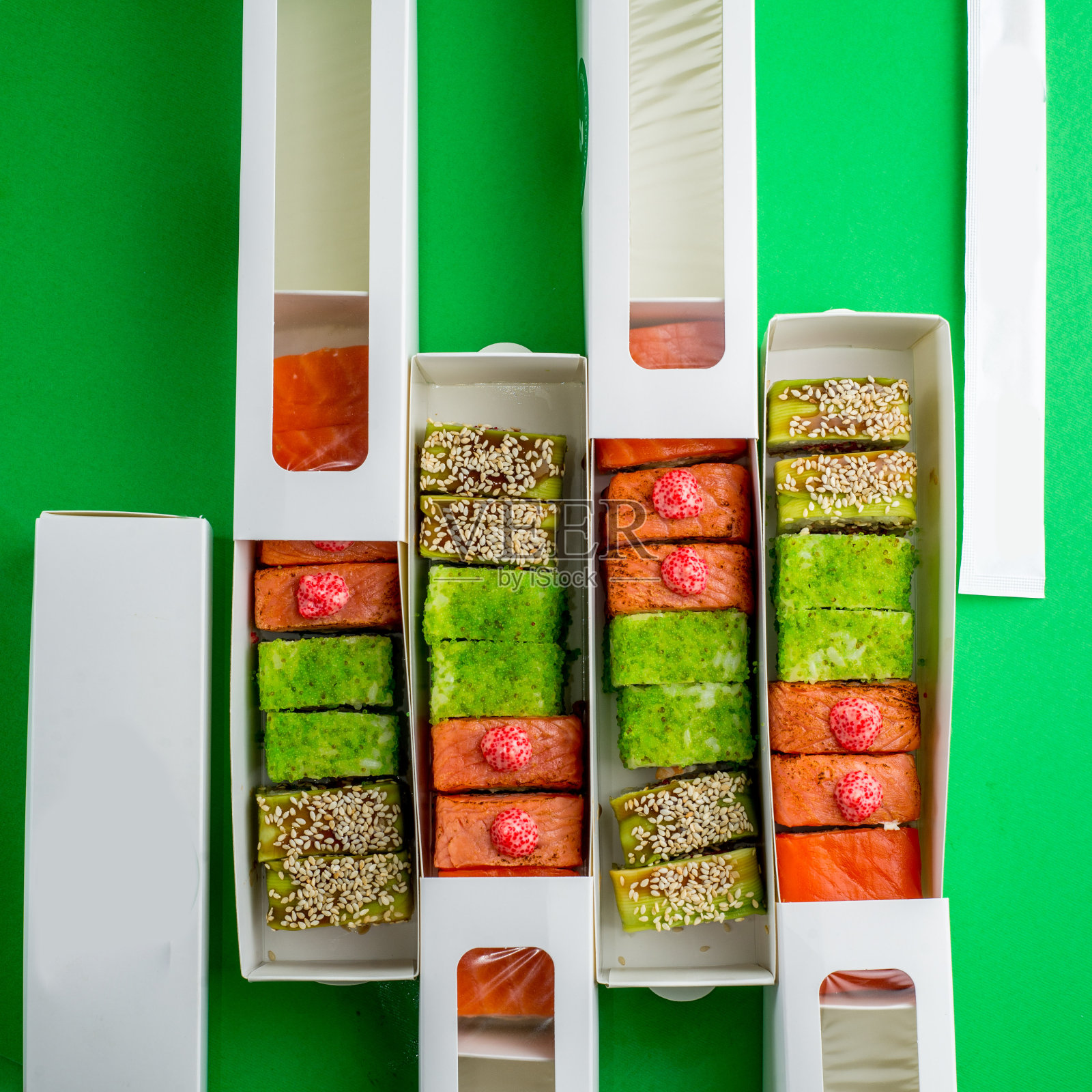 不同颜色的寿司包装盒照片摄影图片
