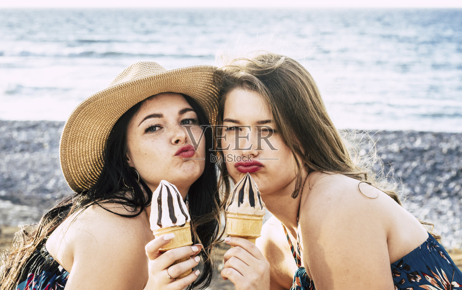 朋友，女人，人们有乐趣在一起的友谊和爱吃和享受在海滩上的冰淇淋-暑假，人们有乐趣和微笑-美丽的曲线健康的女性照片摄影图片