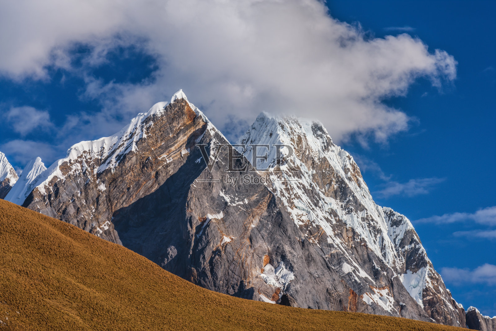 秘鲁安第斯山脉的Yerupaja山，科迪勒拉Huayhuash山照片摄影图片