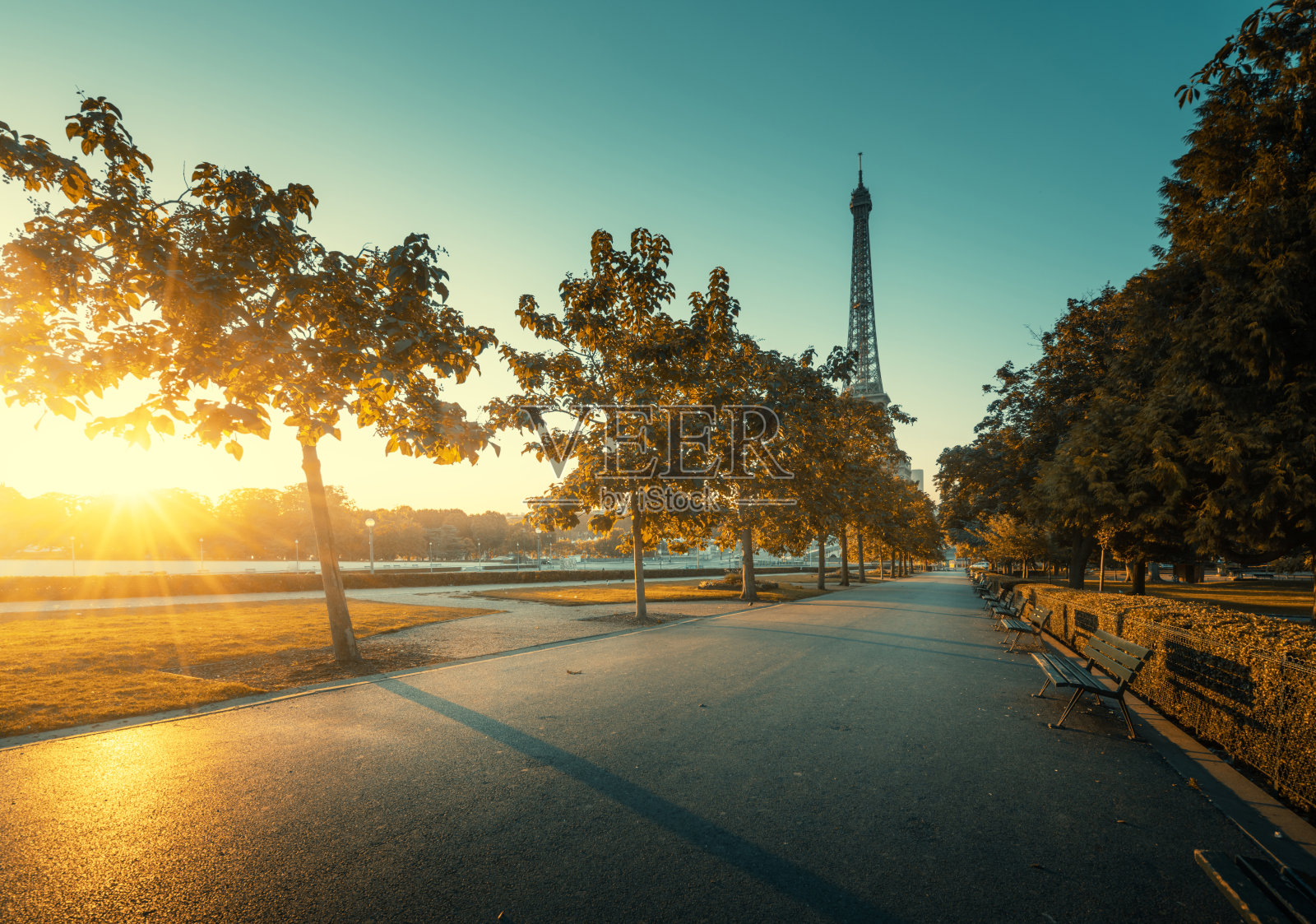 晴朗的早晨和埃菲尔铁塔，巴黎，法国照片摄影图片