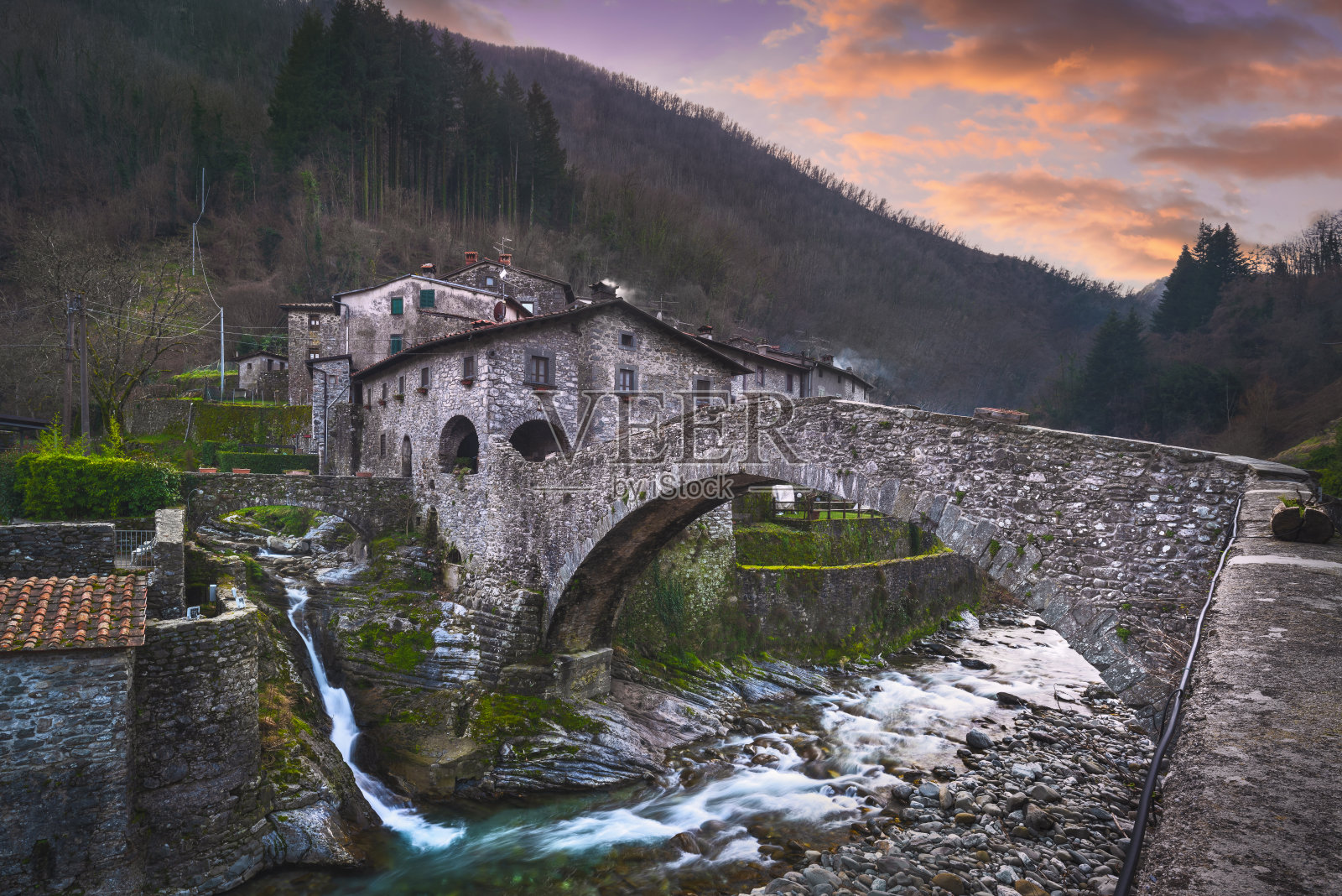 瓦利科古村落和古桥上的小溪。Apuane公园。Garfagnana,托斯卡纳,意大利。照片摄影图片