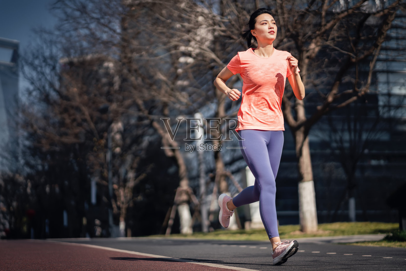 年轻的亚洲女性在户外锻炼照片摄影图片