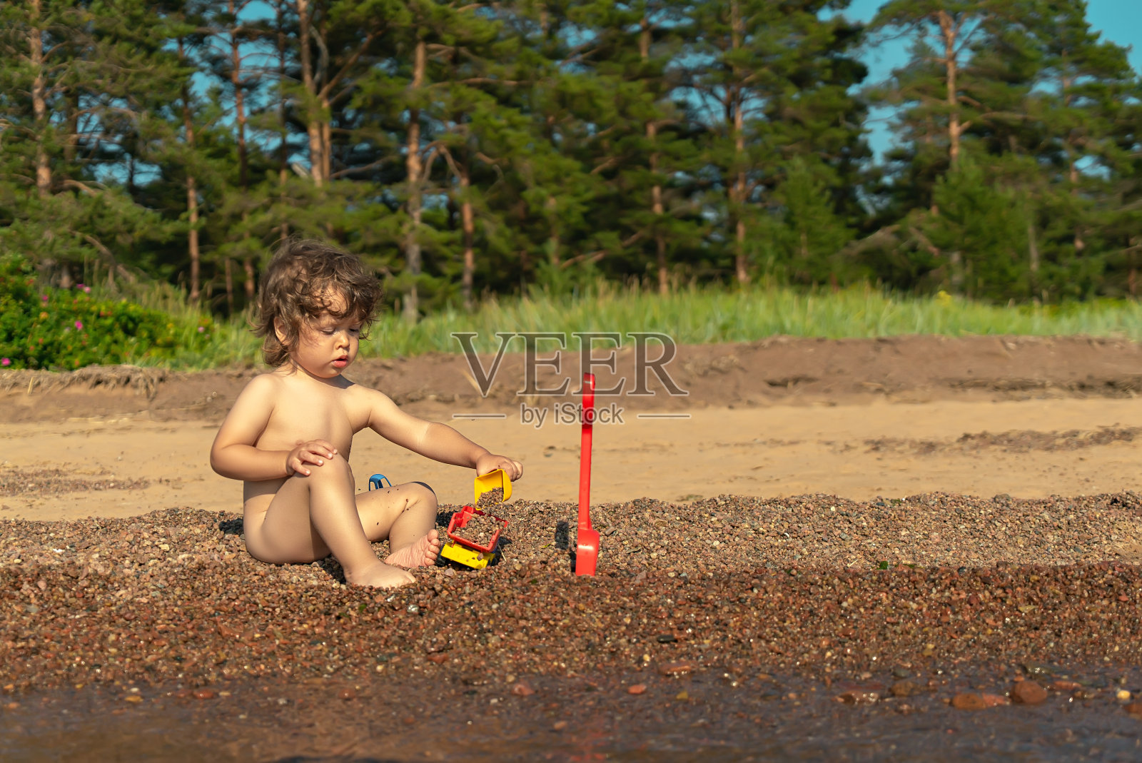 小孩子在沙滩上晒日光浴和玩耍照片摄影图片