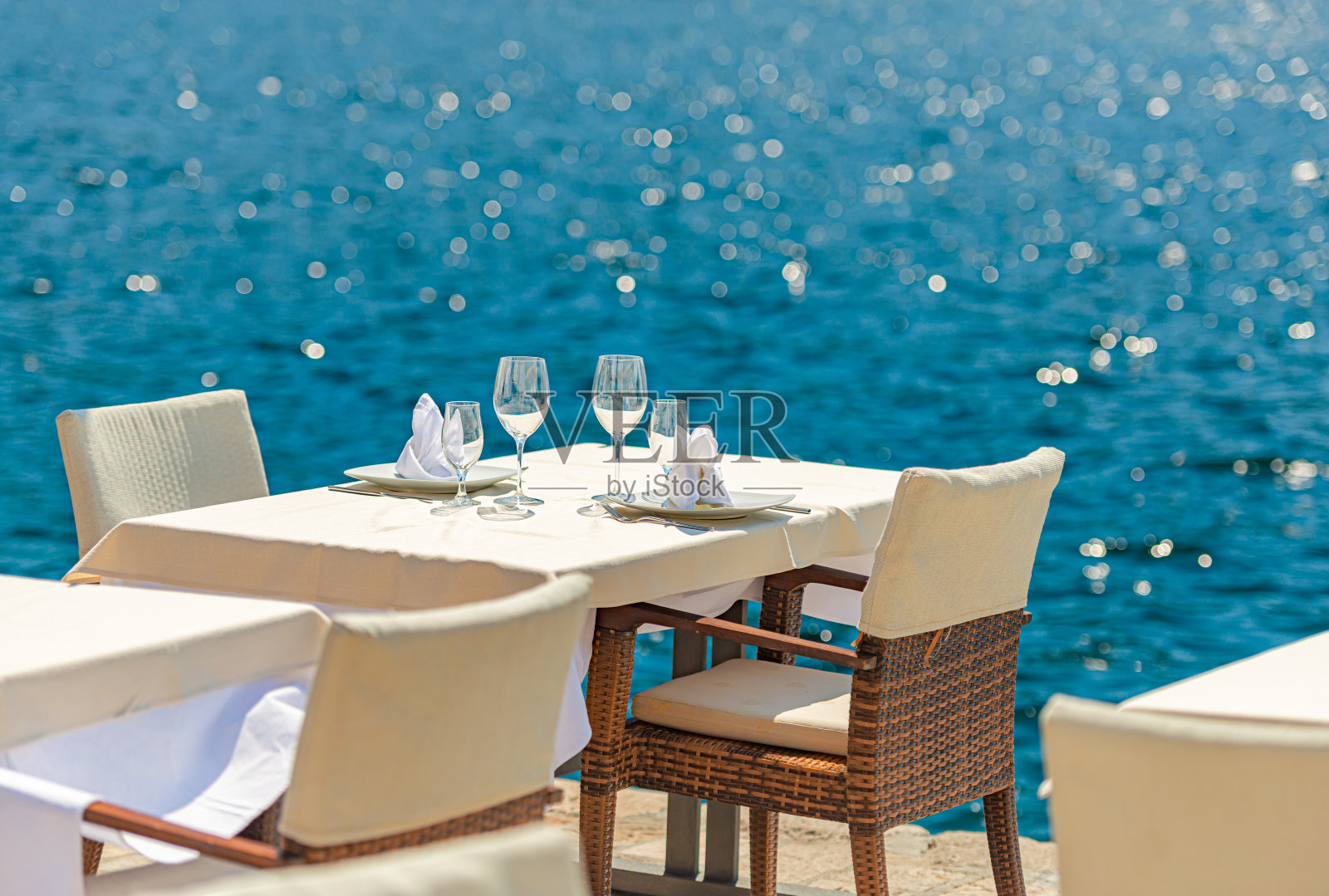 黑山，佩拉斯特的海上空咖啡馆。桌子和椅子靠水。在欧洲巴尔干半岛放松和旅行。照片摄影图片