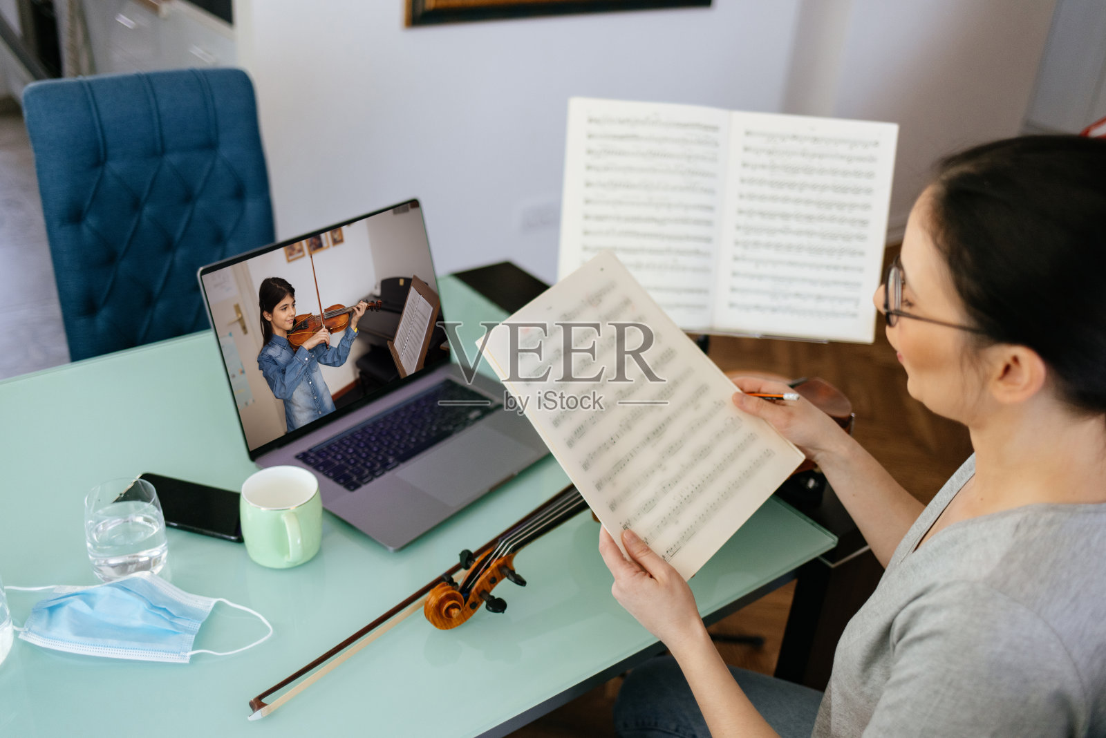 新冠肺炎隔离期间与女老师在线上小提琴课照片摄影图片