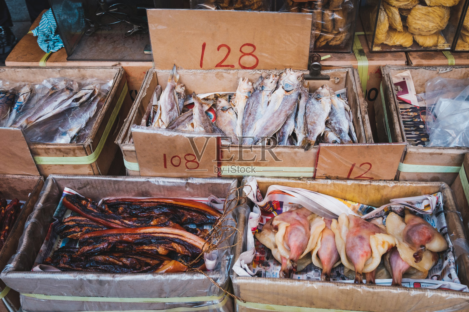 鱼，鸡和肉类在香港的街市商店出售照片摄影图片