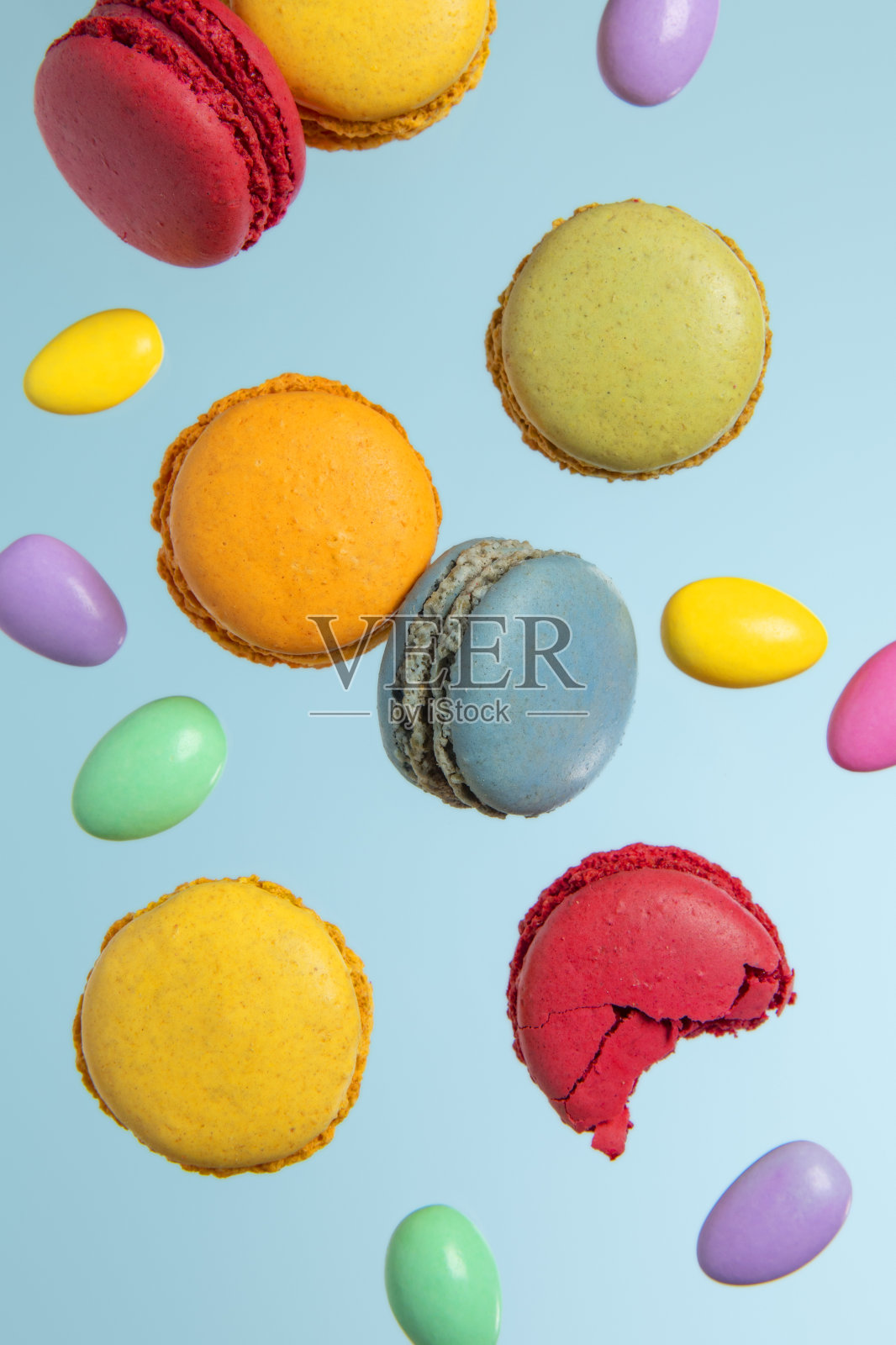 明亮的多色杏仁饼干甜糕点在蓝色的派对背景照片摄影图片