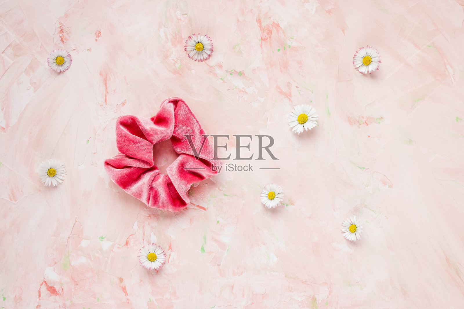 粉色天鹅绒发圈和新鲜的春花照片摄影图片