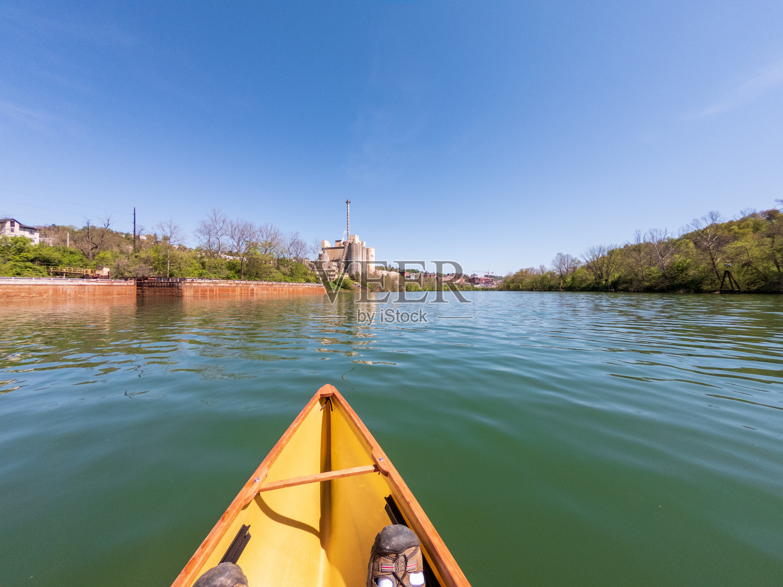 一名男子在摩根敦的莫农加希拉河上划着小黄皮划艇照片摄影图片