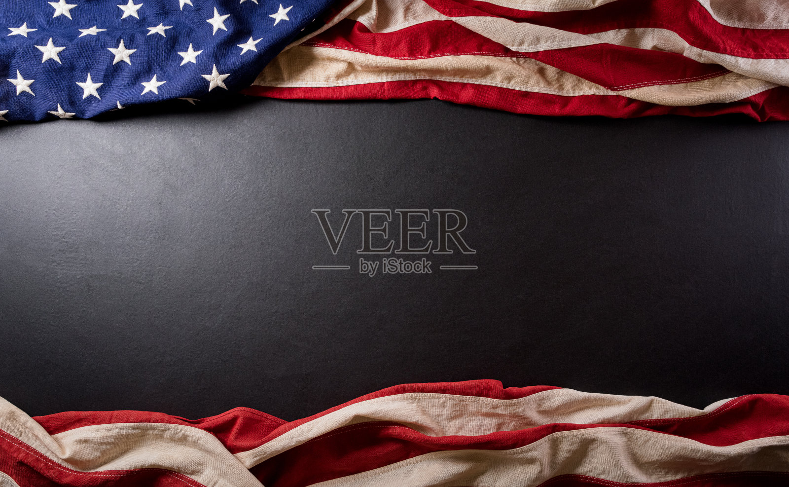 总统日快乐概念与美国国旗上的黑色木制背景。照片摄影图片