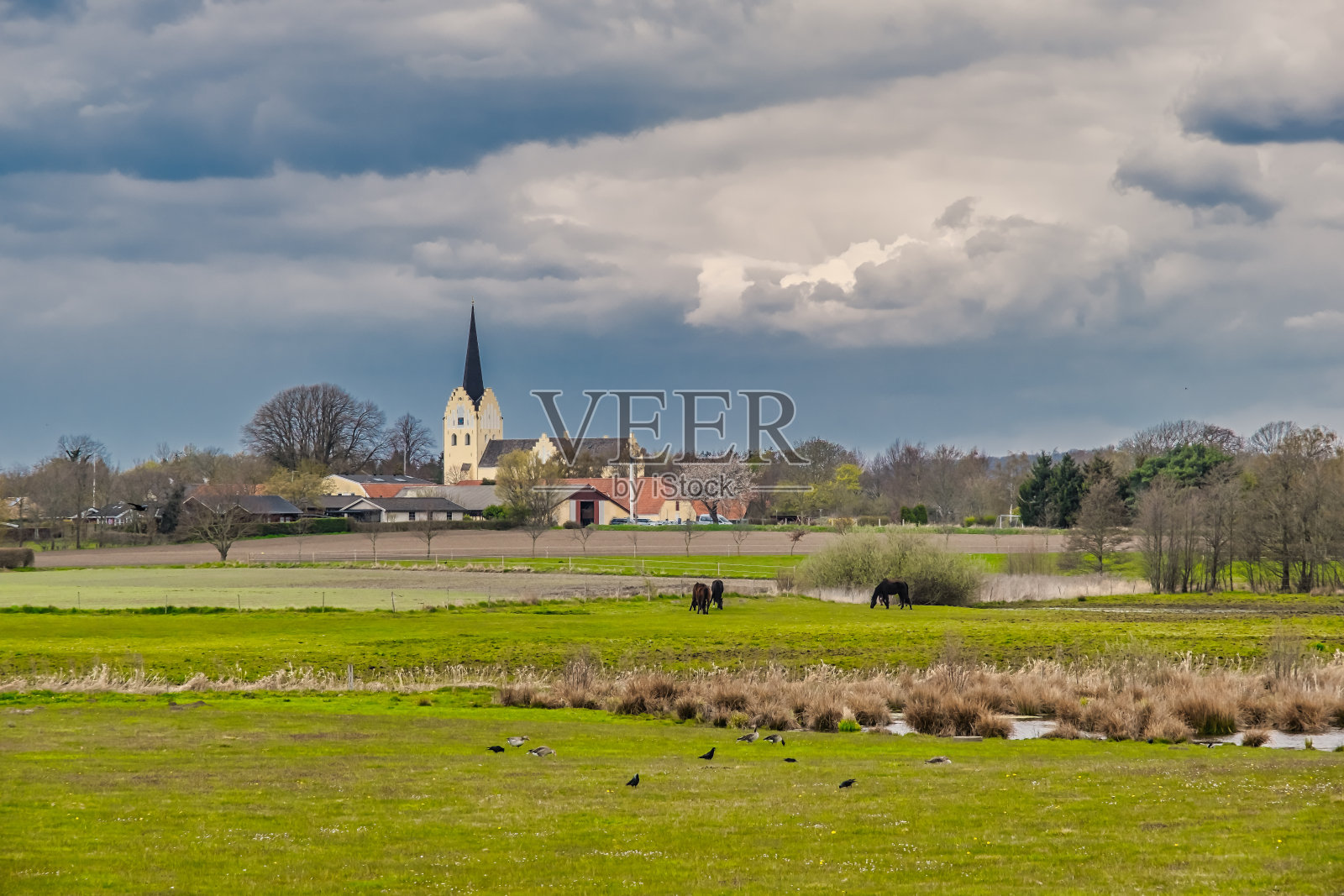 丹麦法博格附近山上的斯万尼奇老教堂照片摄影图片