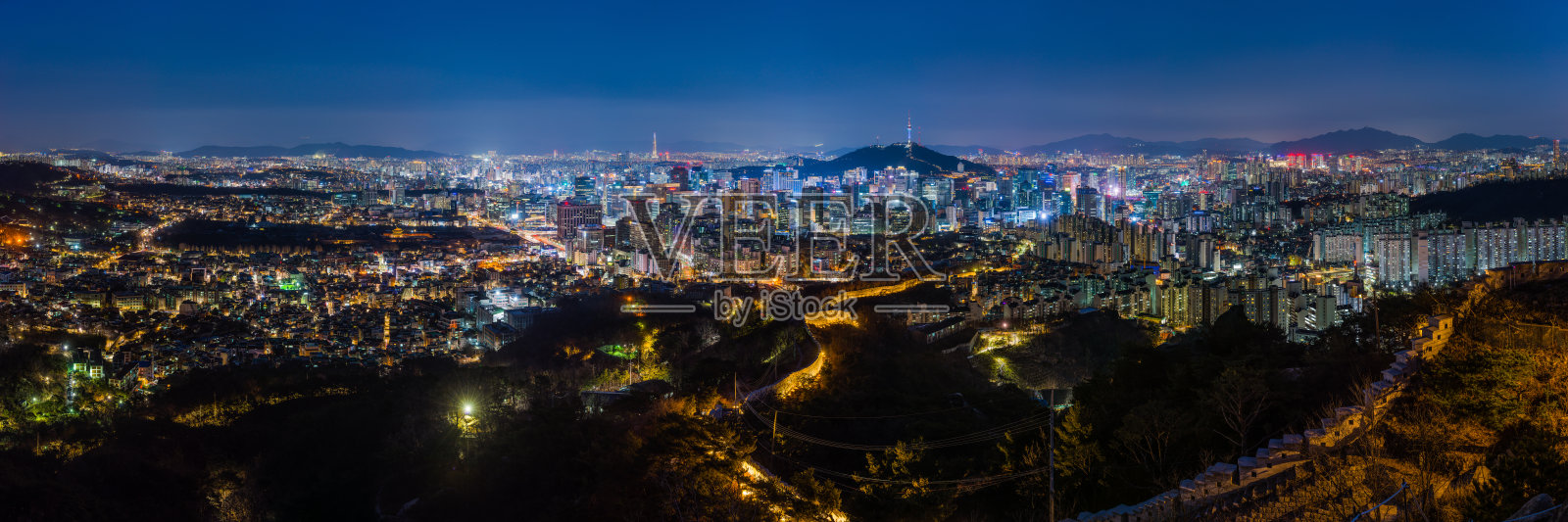首尔上空的霓虹夜景，摩天大楼的韩国城市景观照片摄影图片
