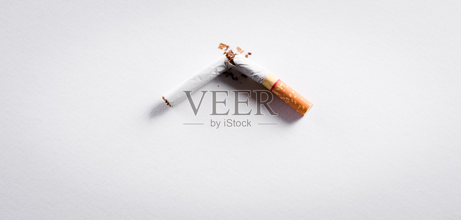 世界无烟日概念，5月31日。白色背景上用碎香烟制作的戒烟或禁止吸烟标志。照片摄影图片