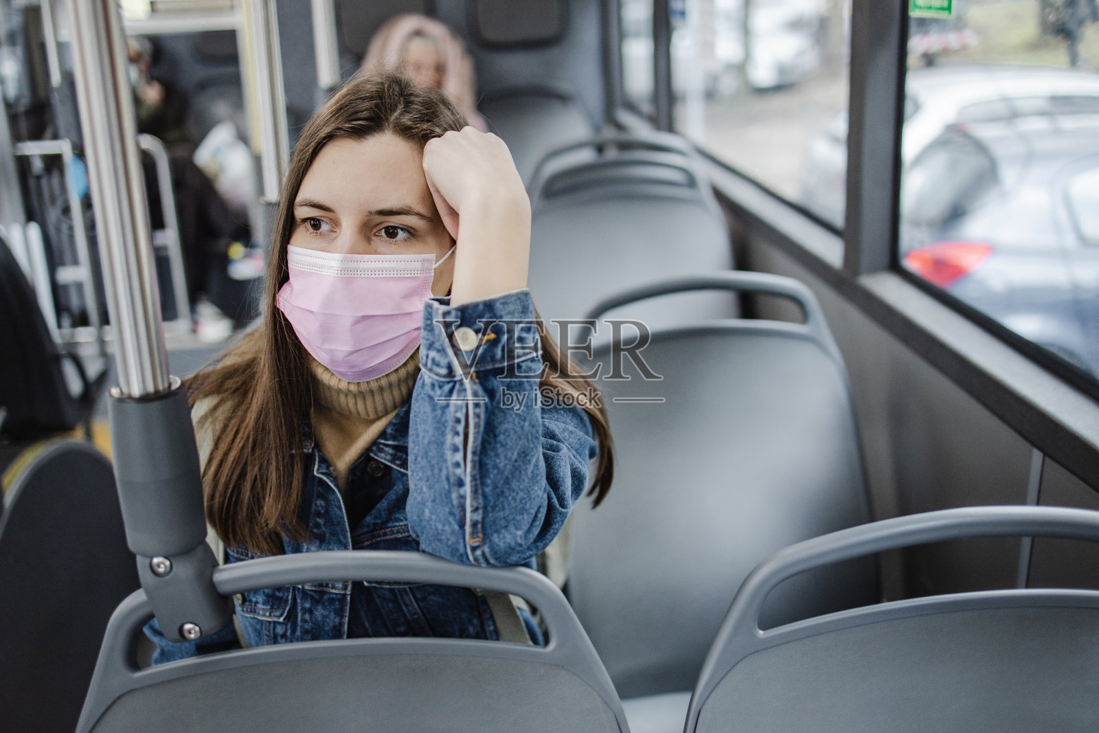 在公共汽车上戴着防护面罩的妇女照片摄影图片