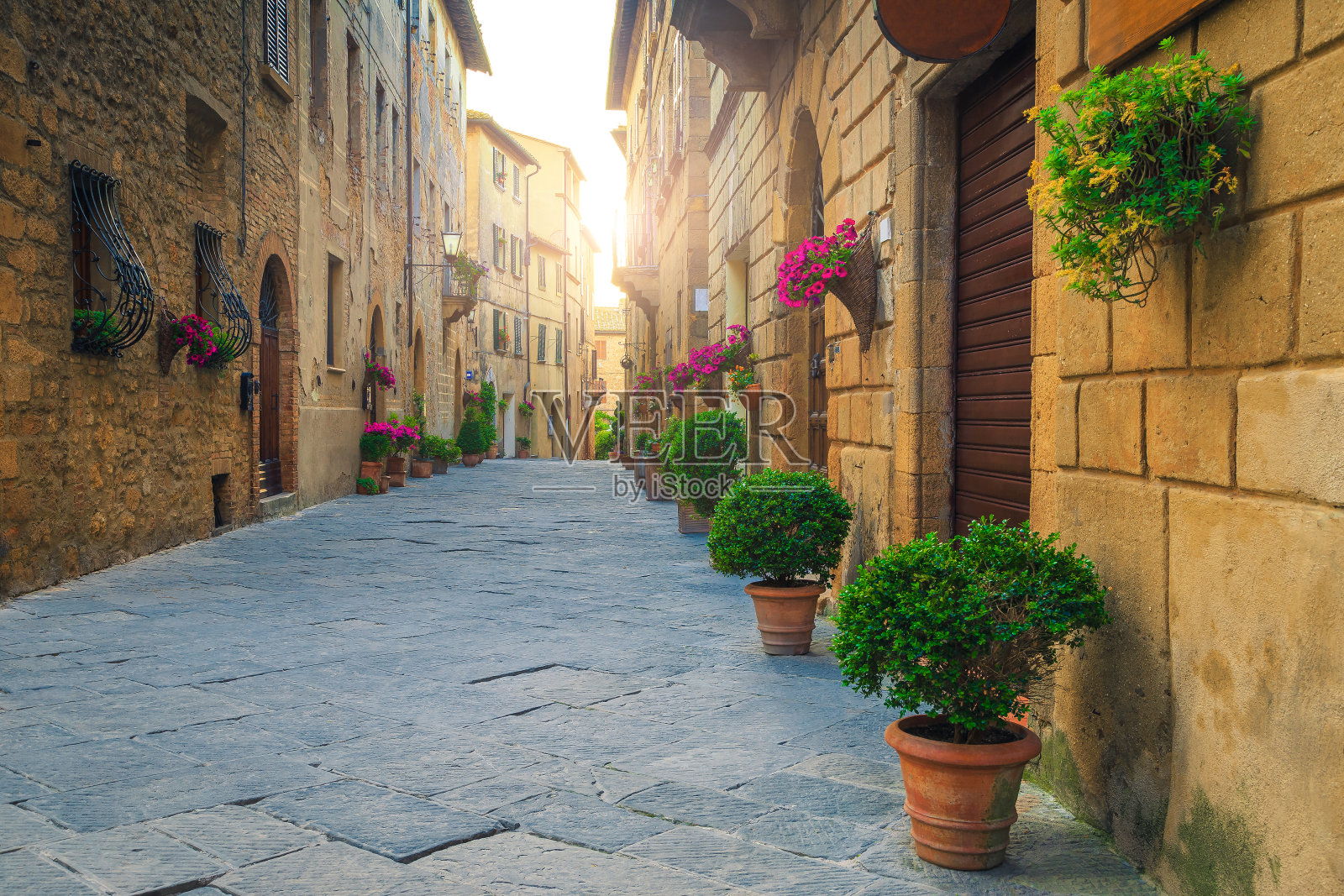 意大利的皮恩扎，狭窄的街道和装饰着五颜六色花朵的入口照片摄影图片