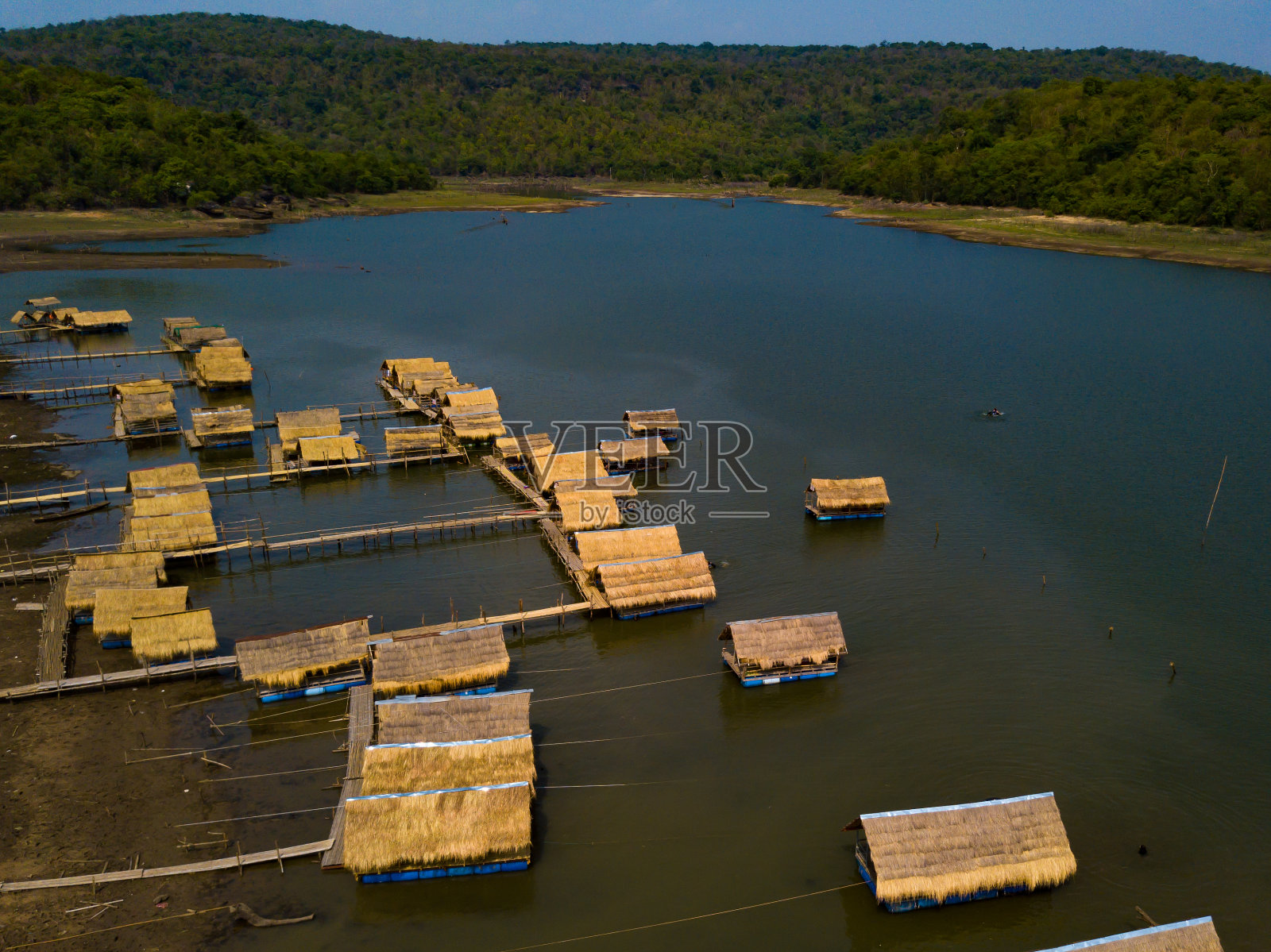 湖面上竹筏村舍，阳光倒映水面。照片摄影图片