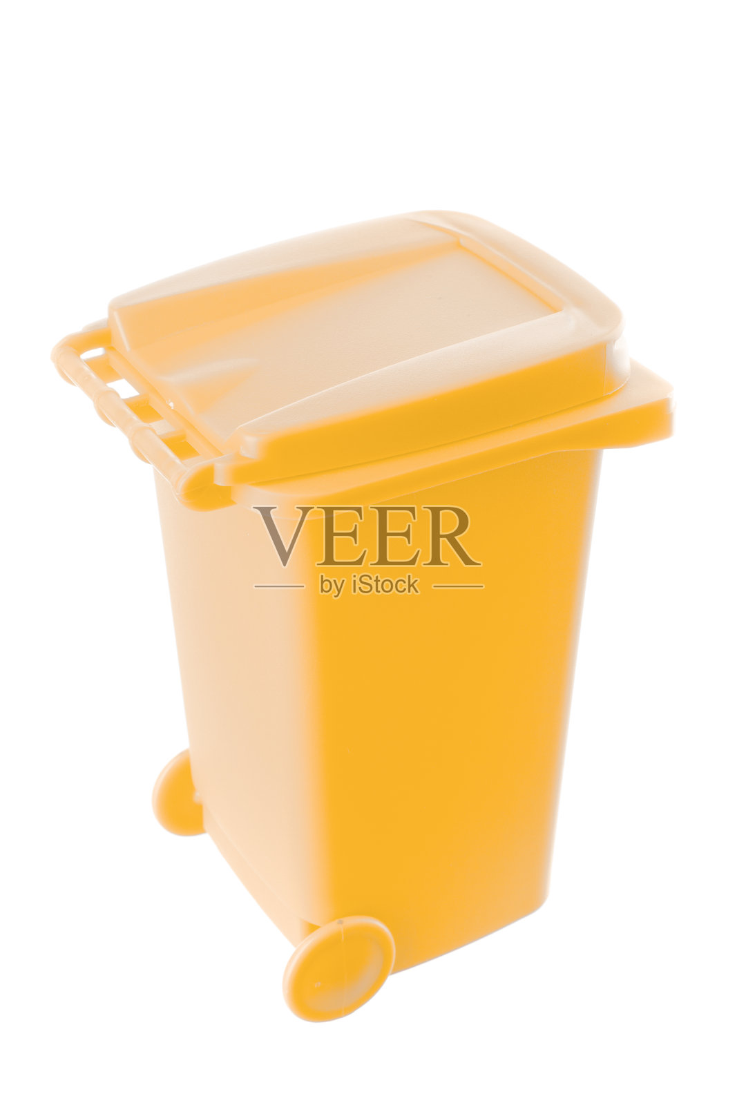 白色背景上孤立的黄色塑料垃圾桶照片摄影图片