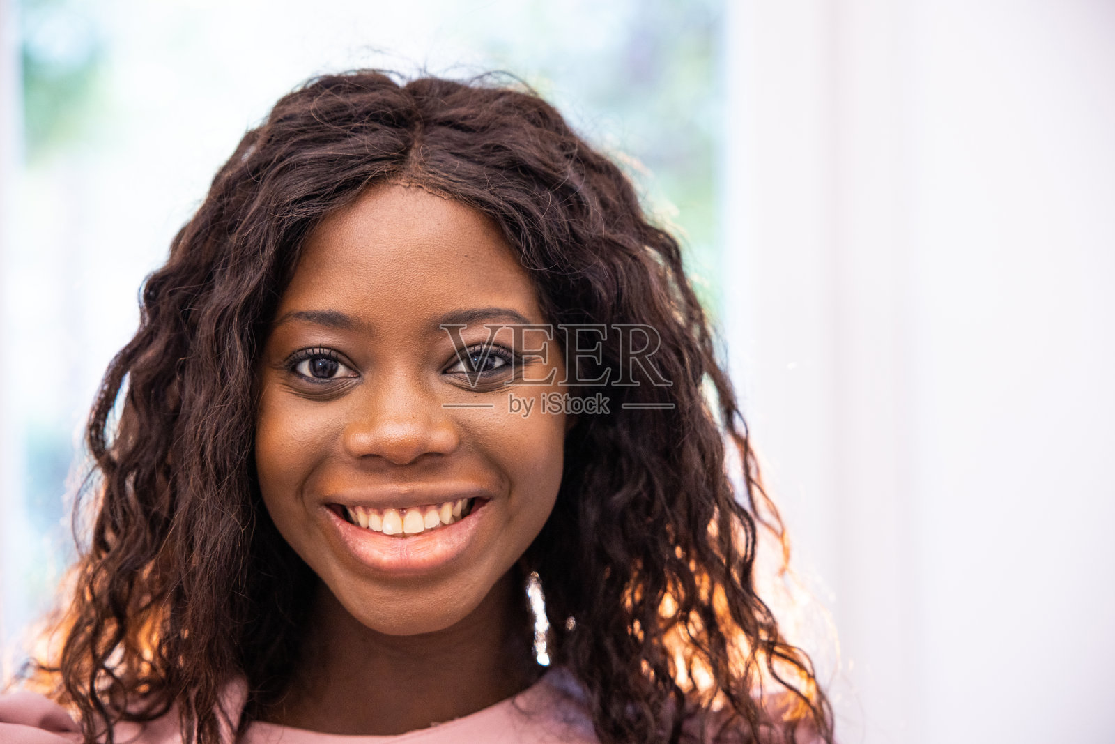 一个微笑的年轻女人的肖像照片摄影图片
