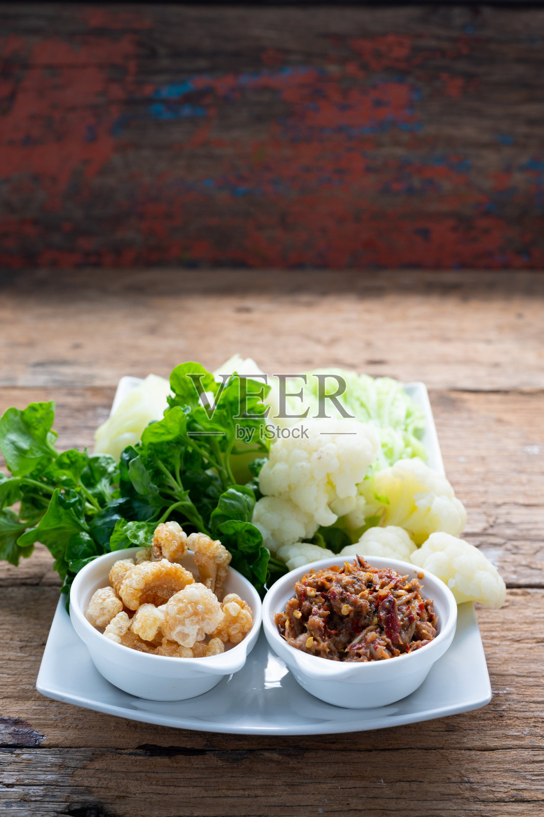 泰国菜辣椒酱或辣椒酱配各种煮熟的蔬菜照片摄影图片