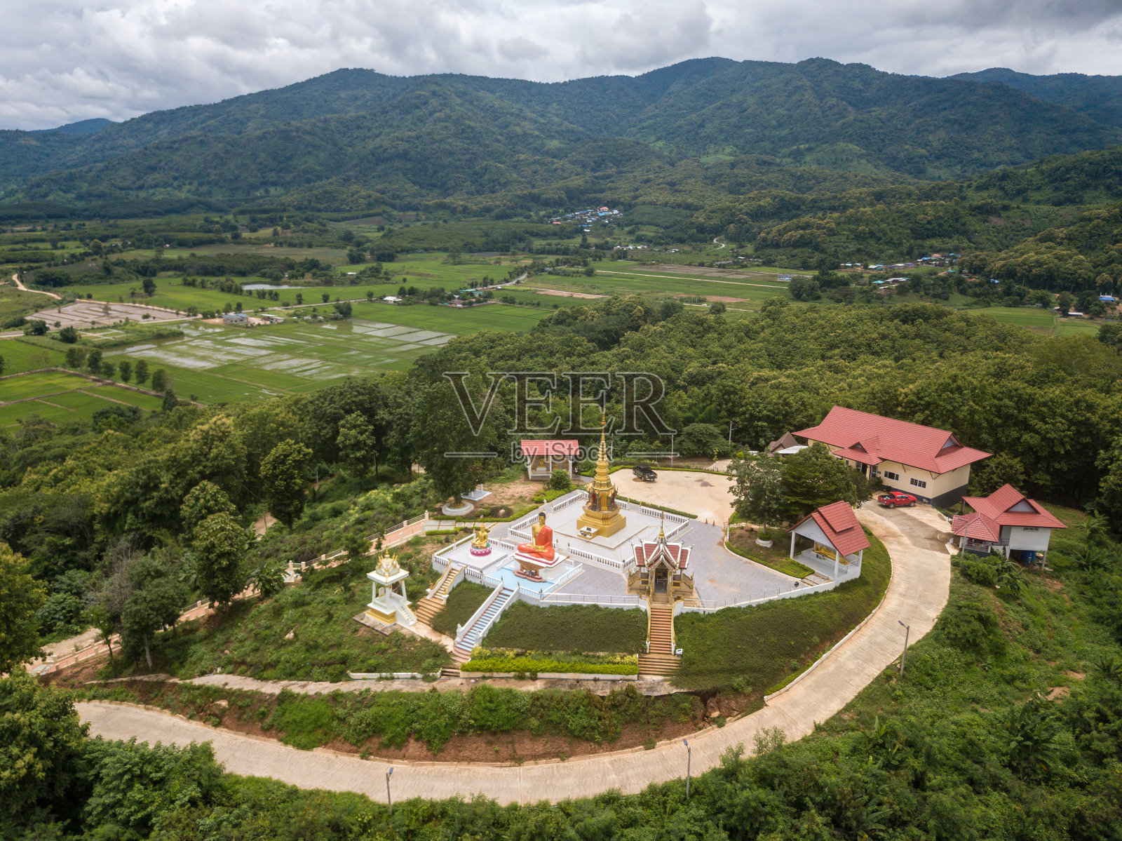 鸟瞰图Wat Phra That San Kwang寺庙坐落在泰国清莱省近郊的小山上。照片摄影图片