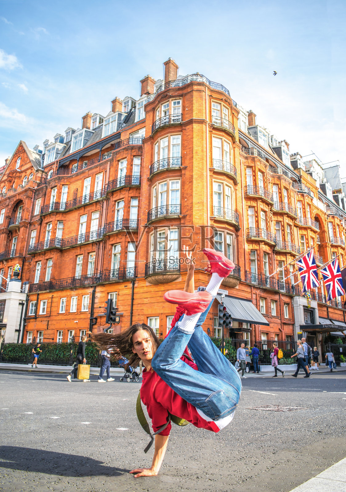 运动男霹雳舞在伦敦街头做倒立动作。照片摄影图片