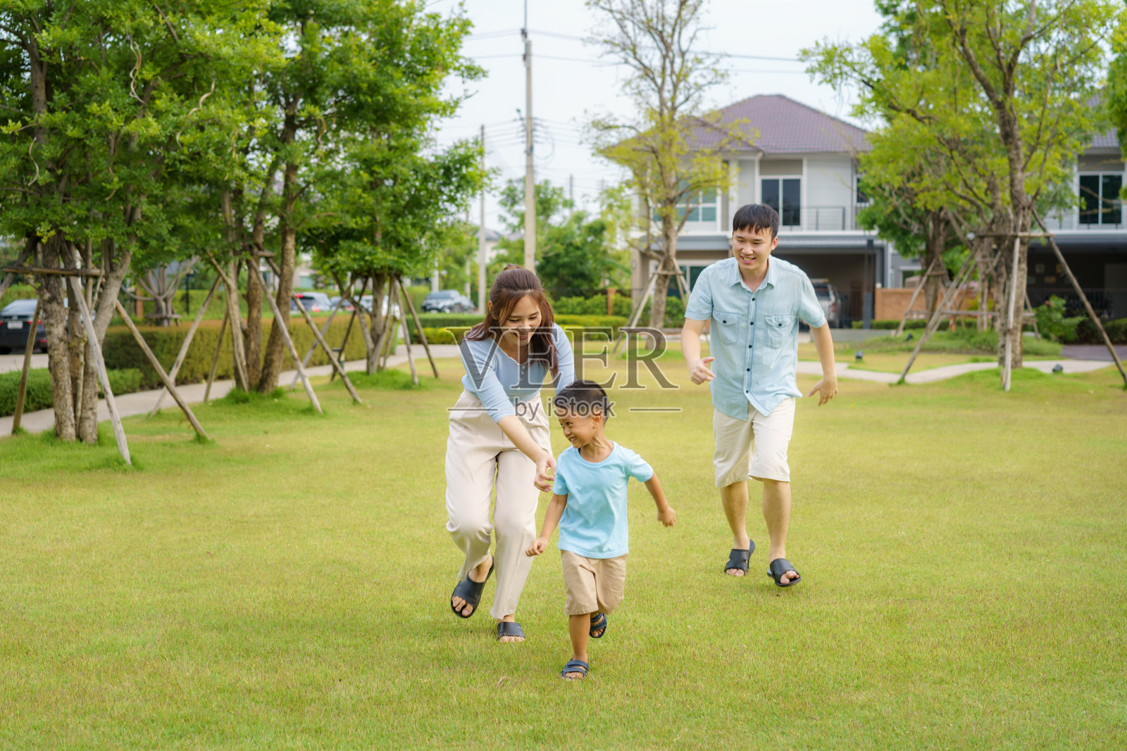 亚洲家庭在院子或公园附近的日常健康和福祉，身心幸福的家庭。照片摄影图片