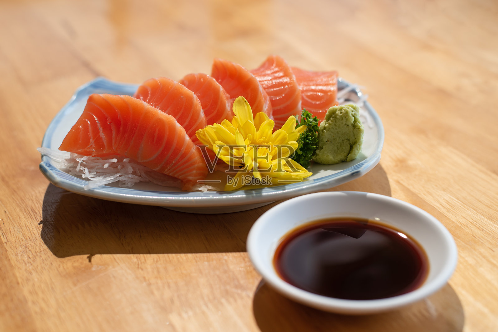日式三文鱼生鱼片，新鲜切成片照片摄影图片