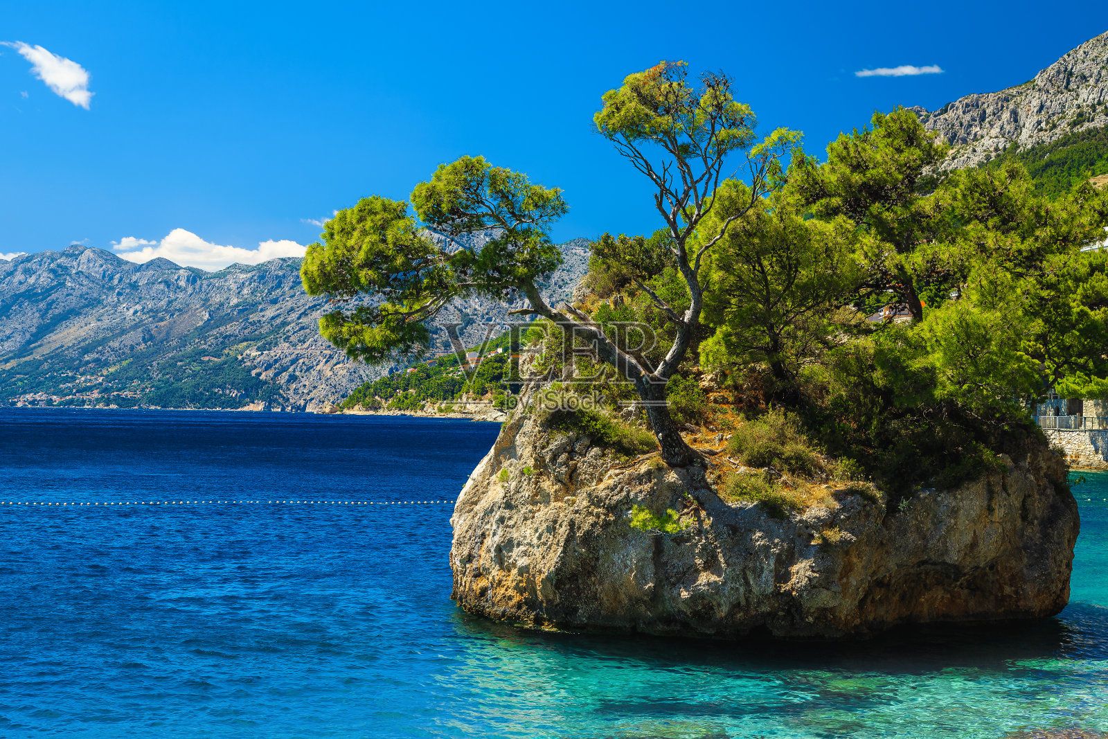 克罗地亚，布雷拉，达尔马提亚海中的一个小岩石岛照片摄影图片