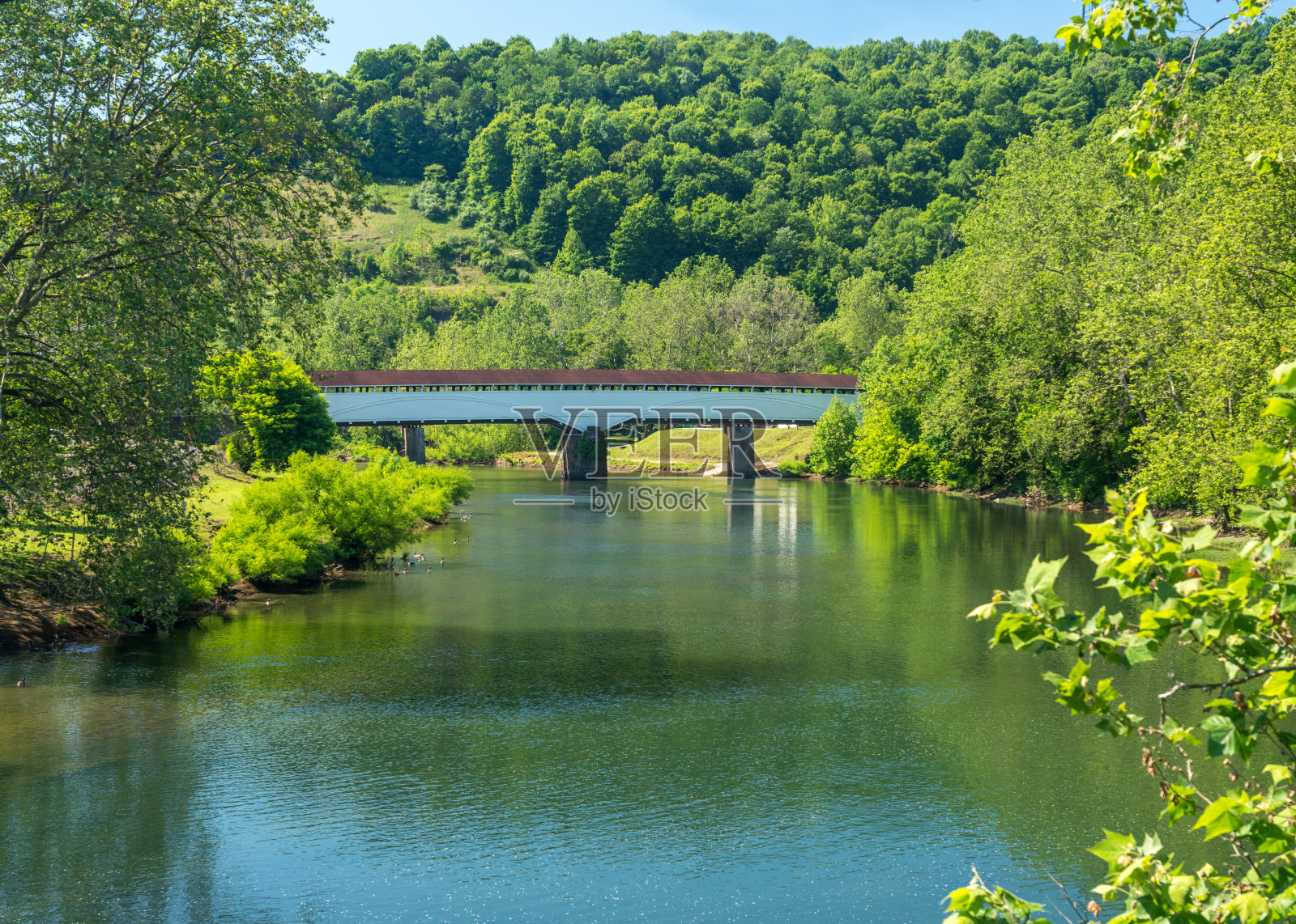 这座历史上著名的有顶桥通向西弗吉尼亚州的Phillippi照片摄影图片