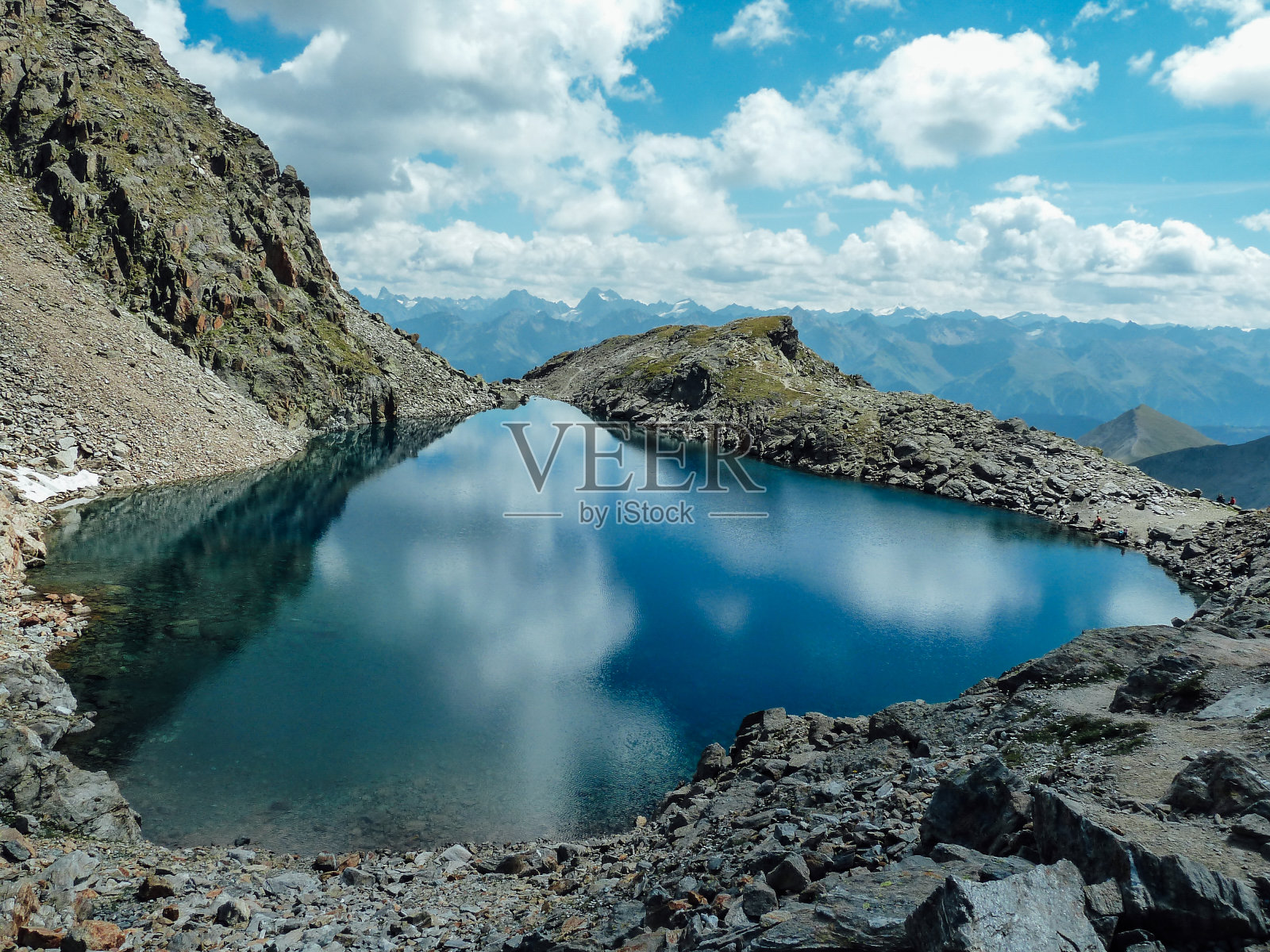 高角度拍摄的一个美丽的山区景观与湖泊在欧洲阿尔卑斯山照片摄影图片