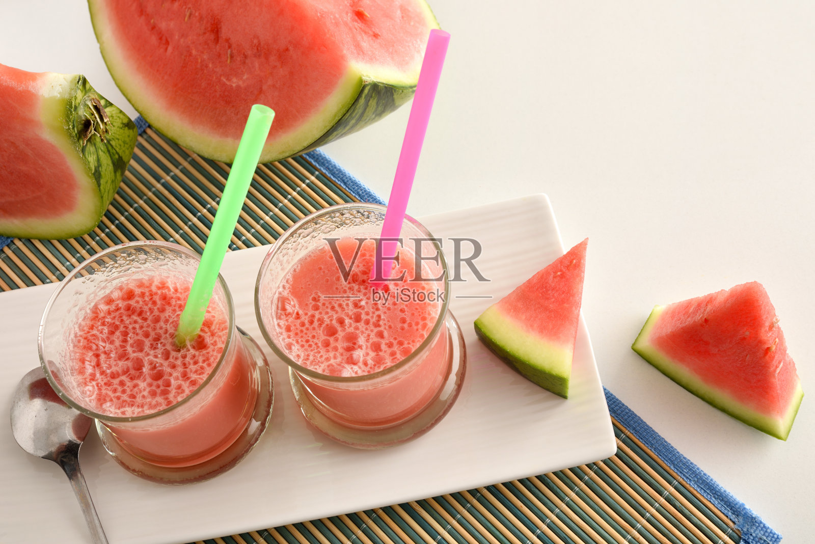 杯子上放着西瓜汁和水果照片摄影图片