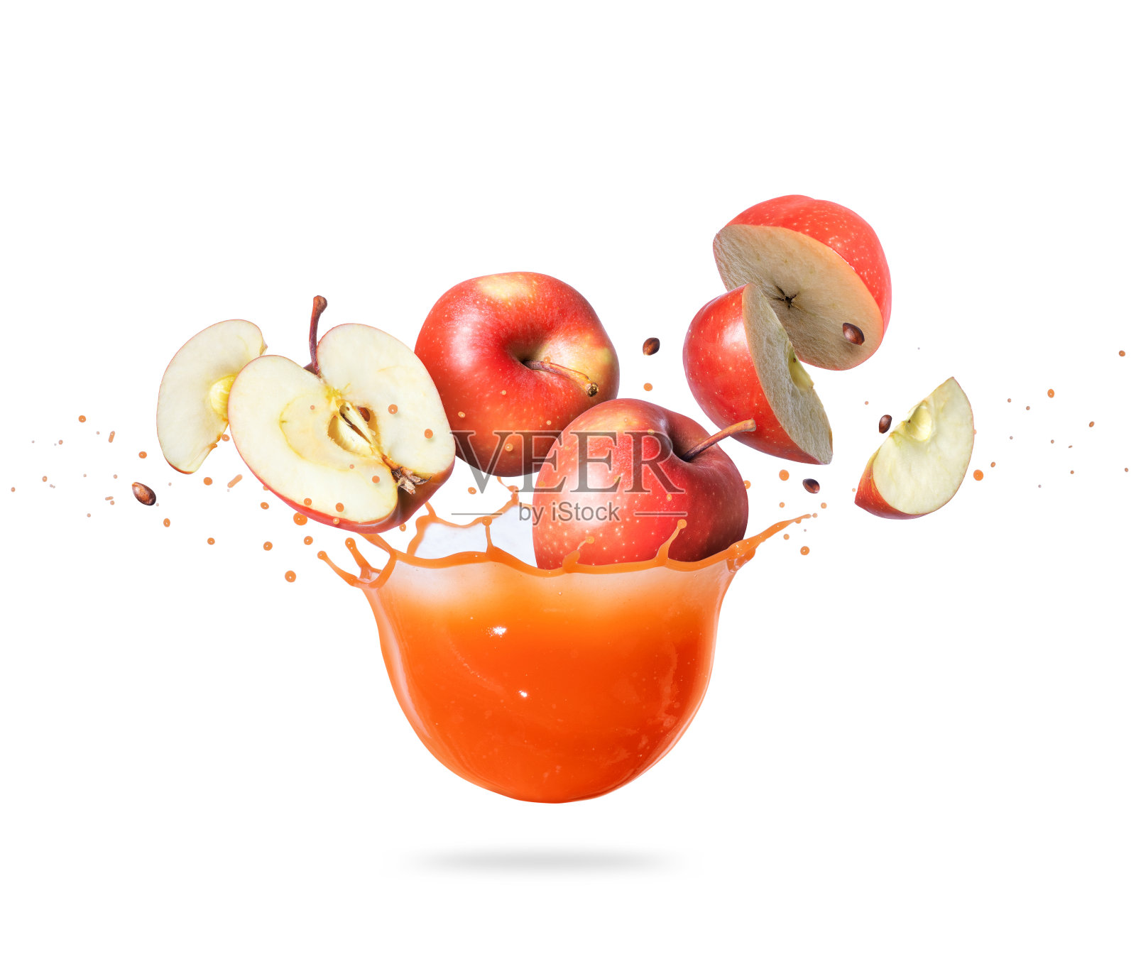 整个和切片的红色苹果掉落在果汁中照片摄影图片