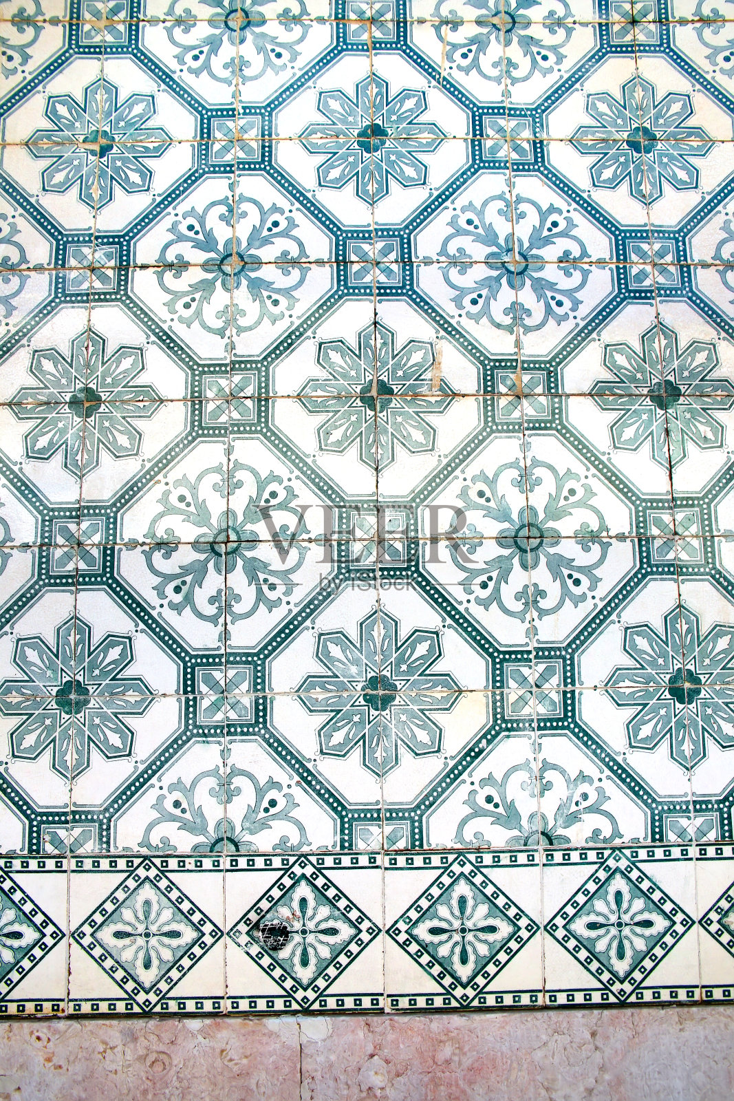 葡萄牙里斯本的许多建筑上釉的蓝色瓷砖或azulejos。这些葡萄牙瓷砖有许多不同的几何或花卉图案和颜色。照片摄影图片