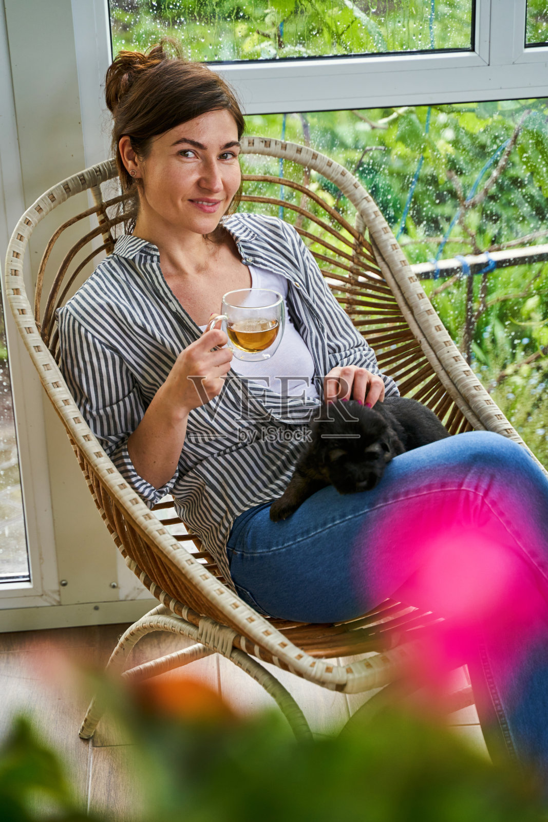微笑的女人拿着杯子喝着茶照片摄影图片