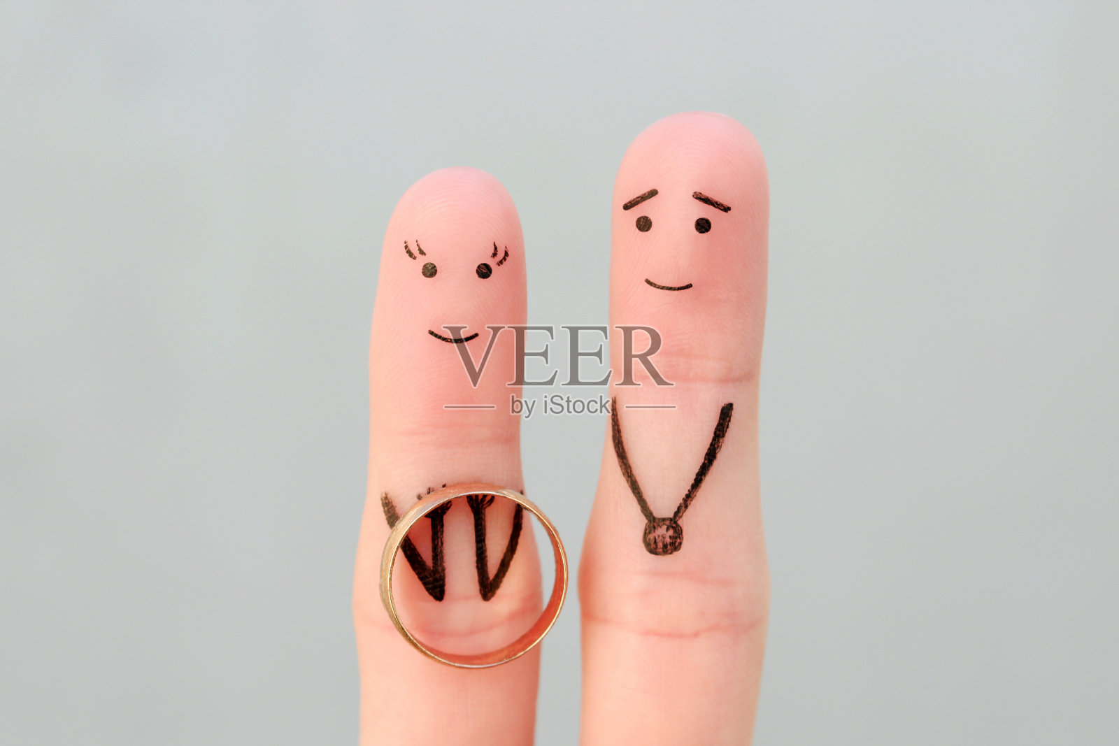 幸福夫妻的手指艺术。女人向男人求婚的概念。照片摄影图片
