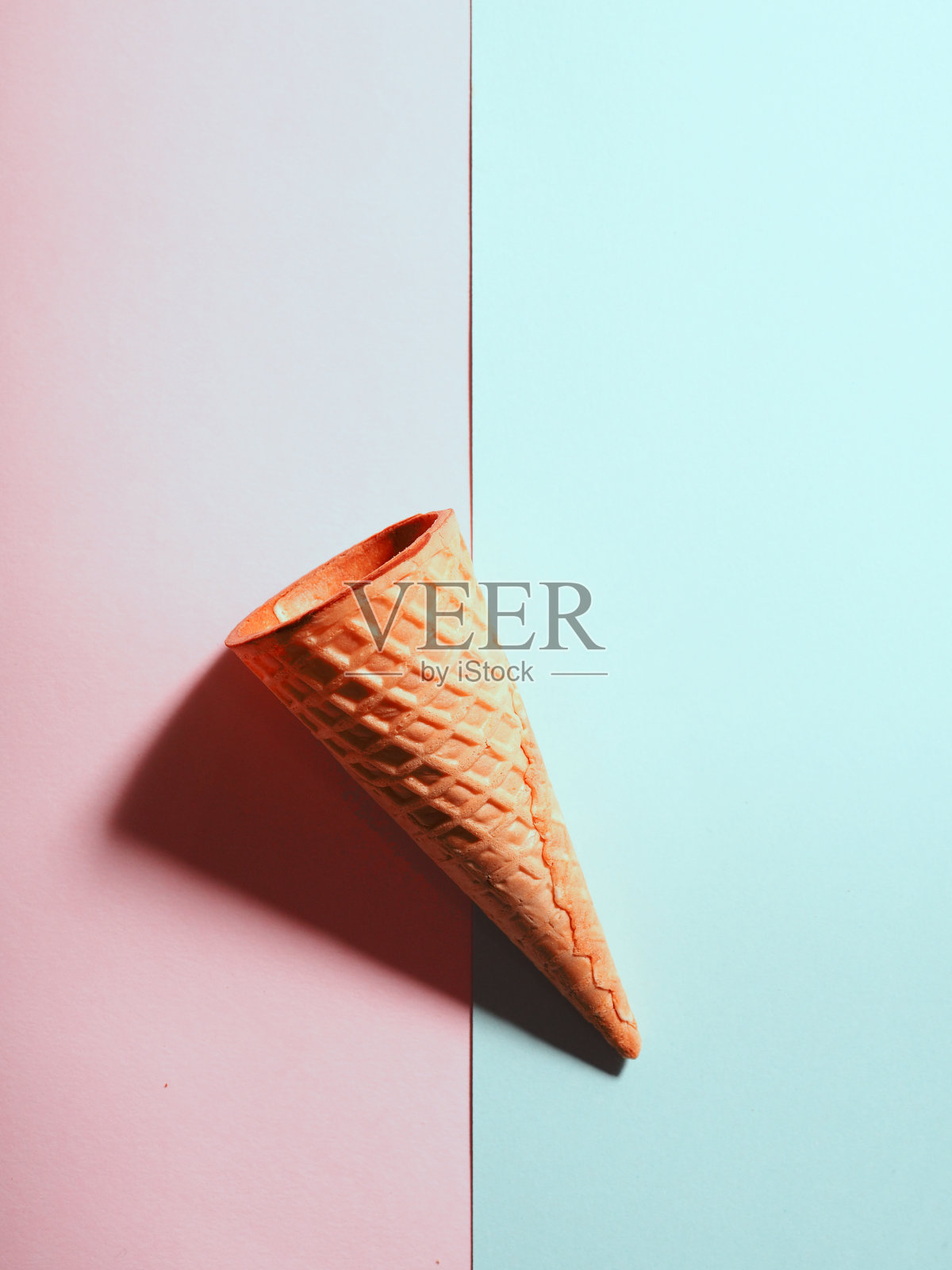 一个华夫饼杯上的彩色背景与阴影，空白的设计空间照片摄影图片