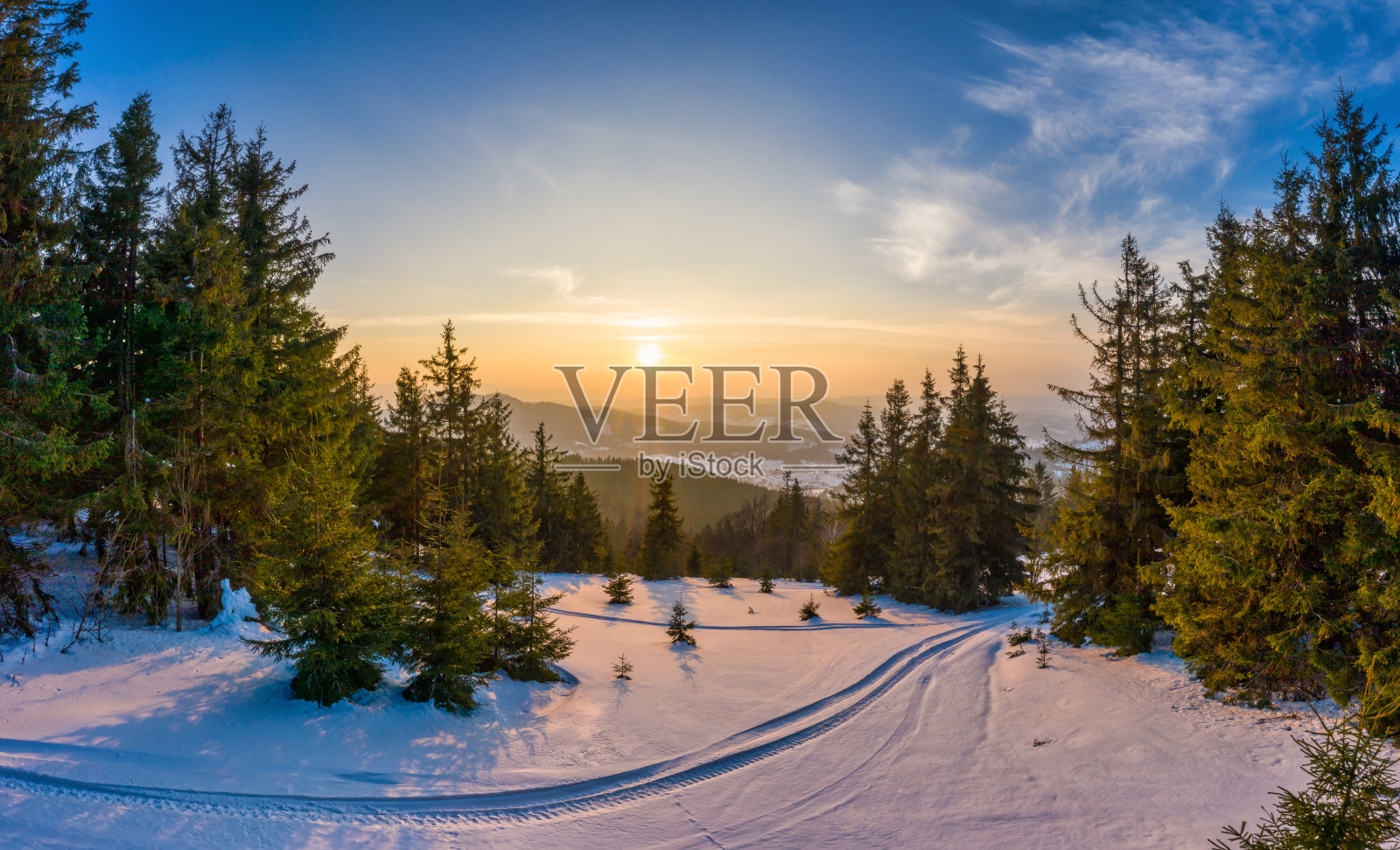 神奇的冬季全景，美丽的雪坡照片摄影图片