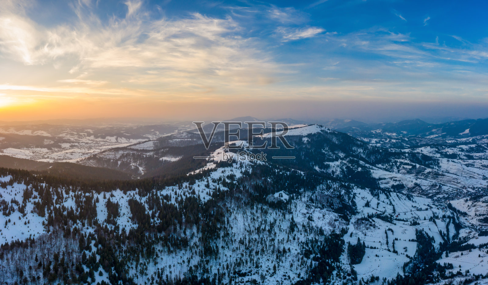 乌克兰Pylypets村附近，喀尔巴阡山脉覆盖着第一场雪，景色十分美妙照片摄影图片